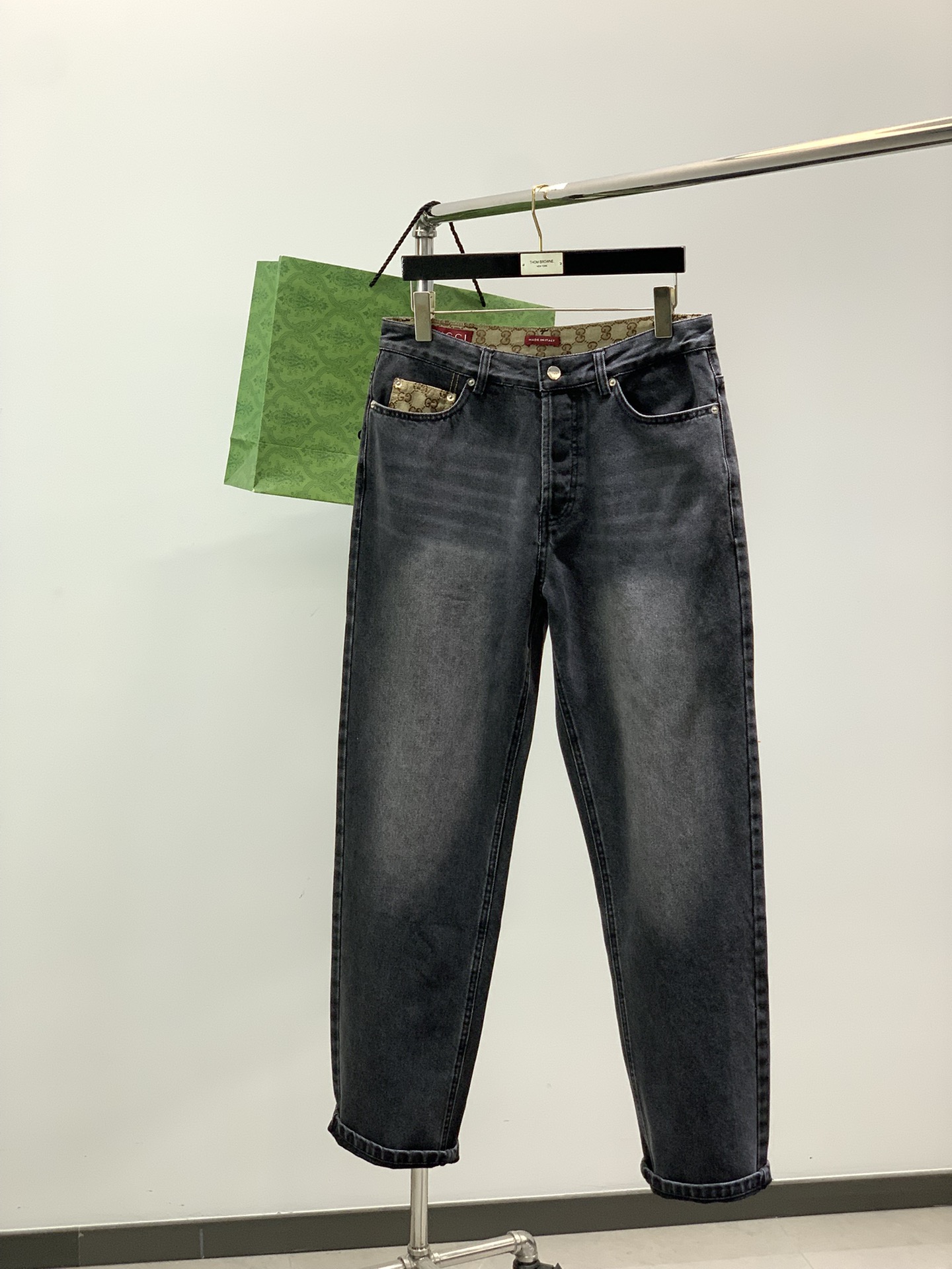 NO:653746,, GUCCI Gucci, the latest autumn products, available at counters simultaneously, original goods, washed casual jeans, imported original washed stretch fabrics, comfortable and elastic, unique design style, top-notch printing technology letter pattern logo, original hardware accessories decoration, extremely high grade, handsome and stylish upper body, size 30-36, size pants, waist, seat and feet 301078010241 321088410642  341098811043 361109211444,,gucci,gucci,jeans,alexander wang19860909,GUCCI 古驰,秋季最新品,专柜同步有售,原单狠货,水洗休闲牛仔裤,进口原版水洗弹力面料,舒适有弹性,独特设计风格,顶级印花工艺字母图案logo,原版五金辅料装饰,档次极高,上身帅气有型,码数30-36 尺寸裤长腰围坐围脚围 301078010241 321088410642 341098811043 361109211444,,gucci,gucci,jeans,alexander wang,Men's clothing