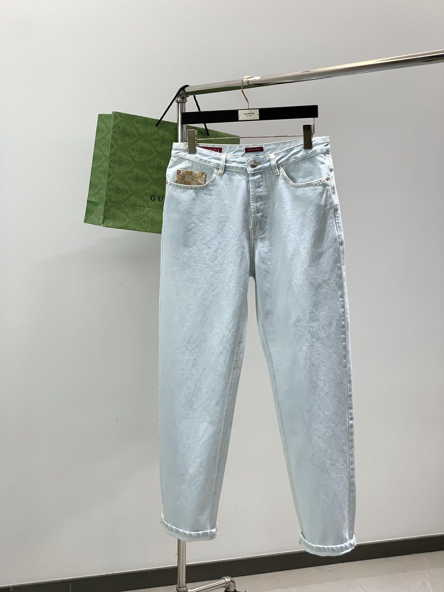 NO:653745,, GUCCI Gucci, the latest autumn products, available at counters simultaneously, original goods, washed casual jeans, imported original washed stretch fabrics, comfortable and elastic, unique design style, top-notch printing technology letter pattern logo, original hardware accessories decoration, extremely high grade, handsome and stylish upper body, size 30-36, size pants, waist, seat and feet 301078010241 321088410642  341098811043 361109211444,,gucci,gucci,jeans,alexander wang19860909,GUCCI 古驰,秋季最新品,专柜同步有售,原单狠货,水洗休闲牛仔裤,进口原版水洗弹力面料,舒适有弹性,独特设计风格,顶级印花工艺字母图案logo,原版五金辅料装饰,档次极高,上身帅气有型,码数30-36 尺寸裤长腰围坐围脚围 301078010241 321088410642 341098811043 361109211444,,gucci,gucci,jeans,alexander wang,Men's clothing