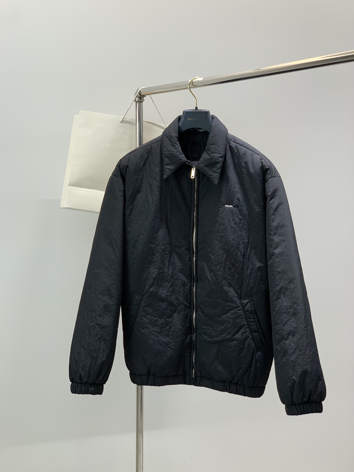 NO:653755,, PRADA, the latest winter products, available at counters simultaneously, fashionable and casual hooded cotton jacket, imported original fabrics, extremely complex workmanship, the only channel that can be used as a purchasing agent, exquisite embroidered letter pattern logo, original hardware accessories decoration, extremely high-grade, comfortable and versatile, handsome and stylish upper body, size S-XL size, length of chest, width of shoulders, length of sleeves 46701245261  48721285462 50741325663 52761365864,,prada,prada,jackets & coats,hats,alexander wang19860909,PRADA 普拉达,冬季最新品,专柜同步有售,时尚休闲连帽棉服外套,进口原版面料,做工极为复杂,唯一可以做代购级别的渠道狠货,精致刺绣工艺字母图案logo,原版五金辅料装饰,档次极高,舒适百搭,上身帅气有型,码数S-XL 码数衣长胸围肩宽袖长 46701245261 48721285462 50741325663 52761365864,,prada,prada,jackets & coats,hats,alexander wang,Men's clothing