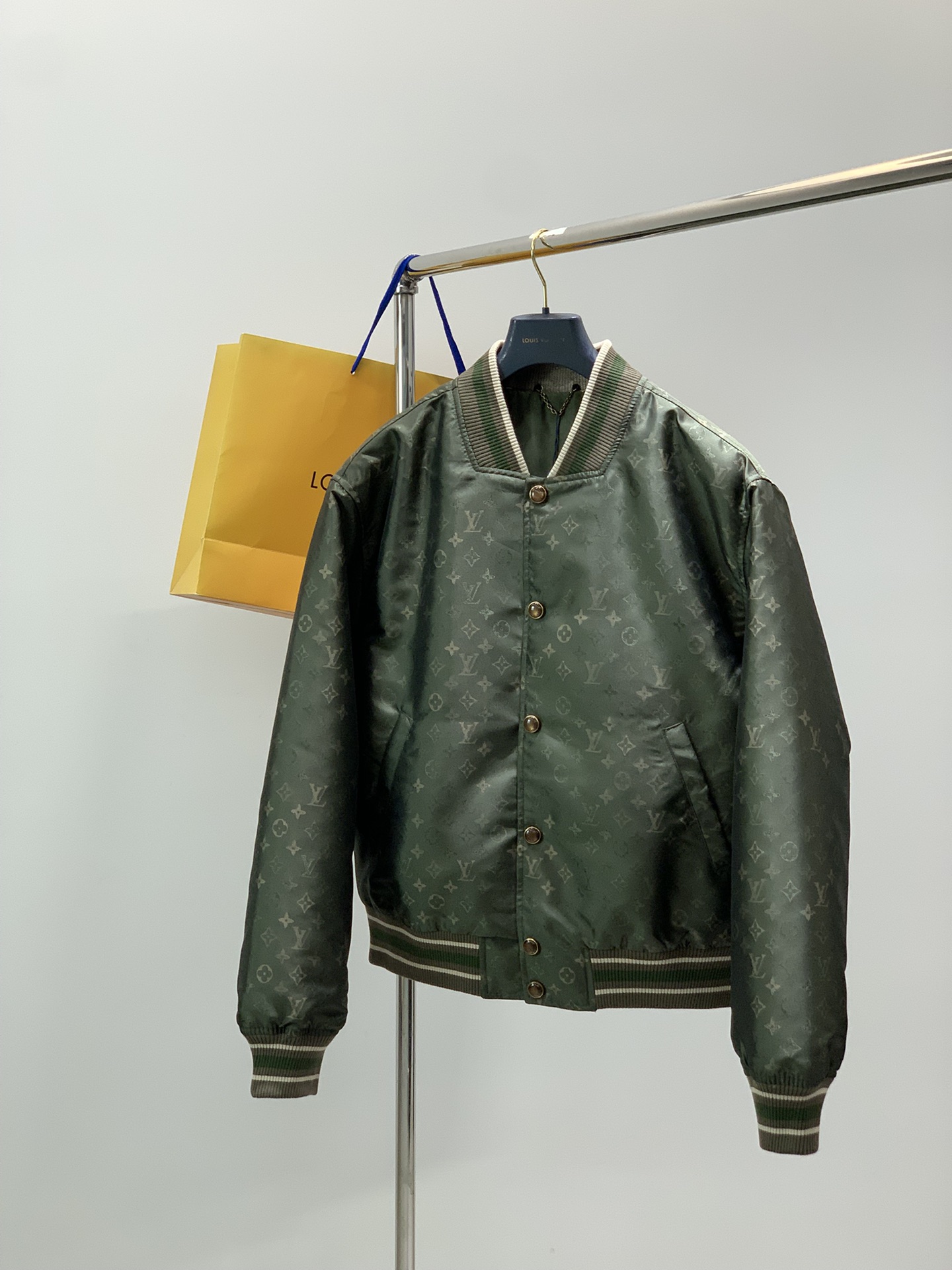 NO:653783,, LouisVuitton Louis Vuitton, the latest winter model, available at counters simultaneously, original order, stylish and casual cotton jacket, the upper body is very unique!  Eye-catching and bright, imported original fabrics, top-quality jacquard crafts letter pattern decoration Logo, original hardware accessories decoration, simple yet fashionable, classic atmosphere, comfortable and breathable, handsome and stylish upper body, code number S-XL size SML  vuitton,louis vuitton,jackets & coats,alexander wang19860909,LouisVuitton 路易威登,冬季最新款,专柜同步有售,原单狠货,时尚休闲棉服外套,上身很有特点！吸睛而有亮点,进口原版面料,顶级提花工艺字母图案装饰Logo,原版五金辅料装饰,简单而不失时尚,经典大气,舒适透气,上身帅气有型,码数S-XL 尺码SMLXL 衣长66.56869.571 胸围131135139143 肩宽55565758 袖长65666768,,louis vuitton,louis vuitton,jackets & coats,alexander wang,Men's clothing