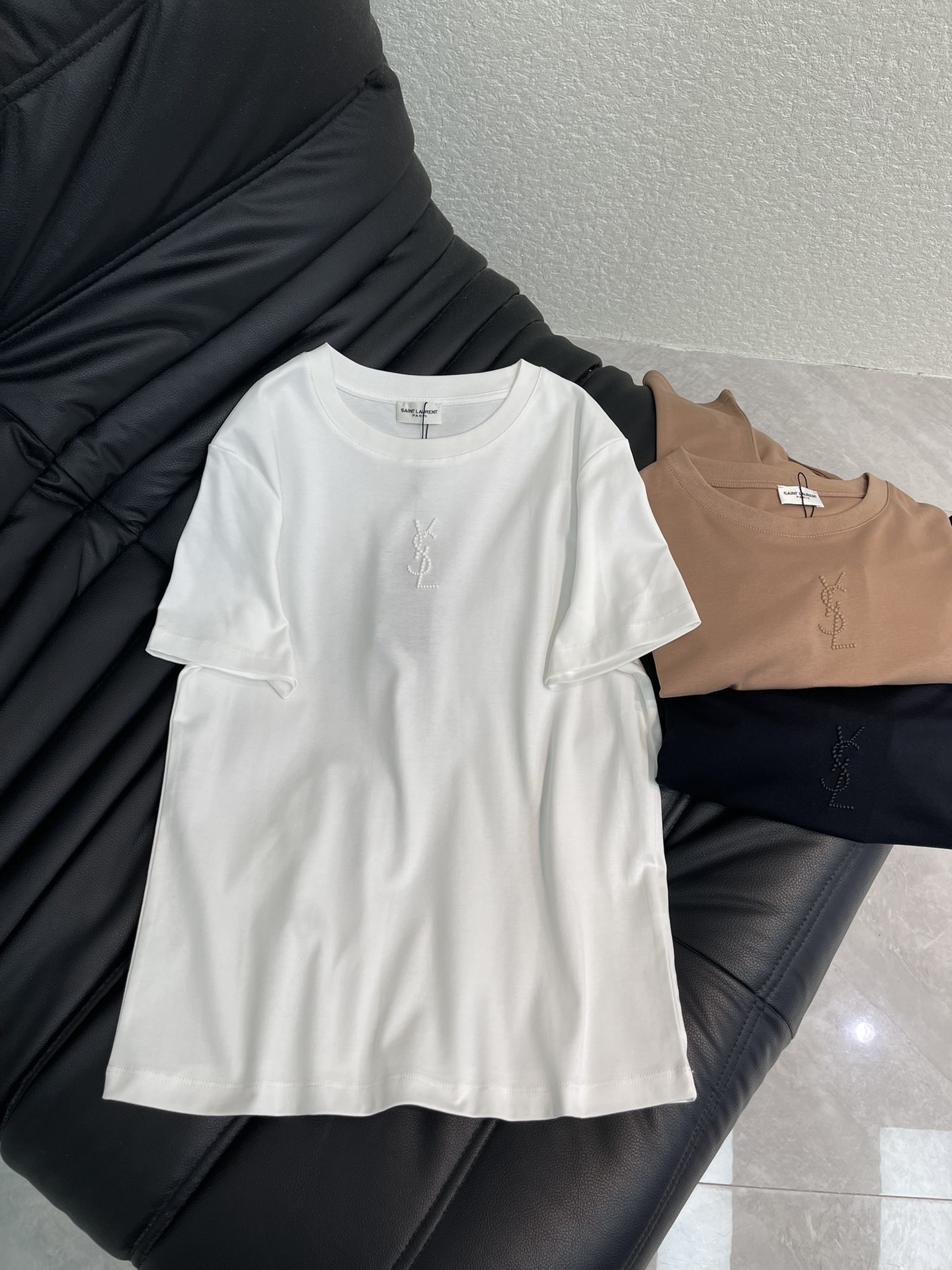 NO:658888,Ysl*26 spring and summer new three-dimensional embroidered letter short-sleeved T-shirt. Customized YB mercerized cotton material, breathable and comfortable, full of texture, regular short-sleeved T-shirt cutting, wearing with slimming visual effect, using embroidery technology on the chest to outline the three-dimensional letter logo, artistic design to strengthen the brand identity, create a personalized style, stand out and fashionable when worn alone. SML,, saint laurent, T-shirt, tees, t-shirt, alexander wang19860909Ysl*26春夏新款立体刺绣字母短袖T恤.定制YB丝光全棉材质,透气舒适,质感十足,常规短袖T恤裁剪,穿搭显瘦视觉效果,胸前利用刺绣工艺,勾勒出立体字母徽标,艺术设计加强品牌标识度,打造个性风格,单穿内搭都出彩时髦.SML,,saint laurent,T-shirt,tees，t-shirt,alexander wang,Women's clothing