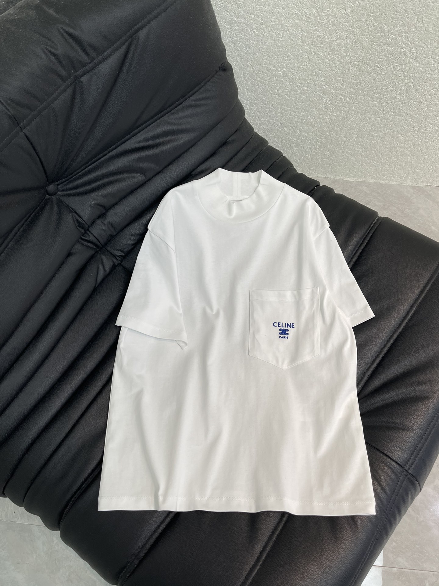 NO:658892,Celin*26 new spring and summer high collar Arc de Triomphe embroidered short-sleeved T-shirt | Exclusively developed by yb!  High quality production!  It is a favorite item for lovers of minimalist style!  The classic white tone is clean and neat, the high collar design has French elegance, the Arc de Triomphe embroidery on the chest pocket is low-key and recognizable, and the short cut optimizes body proportions. The high-count cotton fabric is selected, soft and crisp to the touch, and it has a cool and high-end feel when worn alone. It can also create a sense of layering when layered with shirts or vests. The simplicity and sophistication of early spring all depend on it~SML,,celine,shirts,T-shirt,tees,t-shirt,alexander wang19860909Celin*26春夏新款高领凯旋门刺绣短袖T恤丨独家yb开发！高版出品！是极简风爱好者的心动单品！经典白调干净利落,高领设计自带法式优雅,胸口口袋处的凯旋门刺绣低调又有辨识度,短款剪裁优化身材比例.精选高支棉质面料,触感柔软挺括,单穿是清冷高级感,叠穿衬衫或马甲又能打造层次感,早春的简约精致感全靠它拿捏～SML,,celine,shirts,T-shirt,tees，t-shirt,alexander wang,Women's clothing