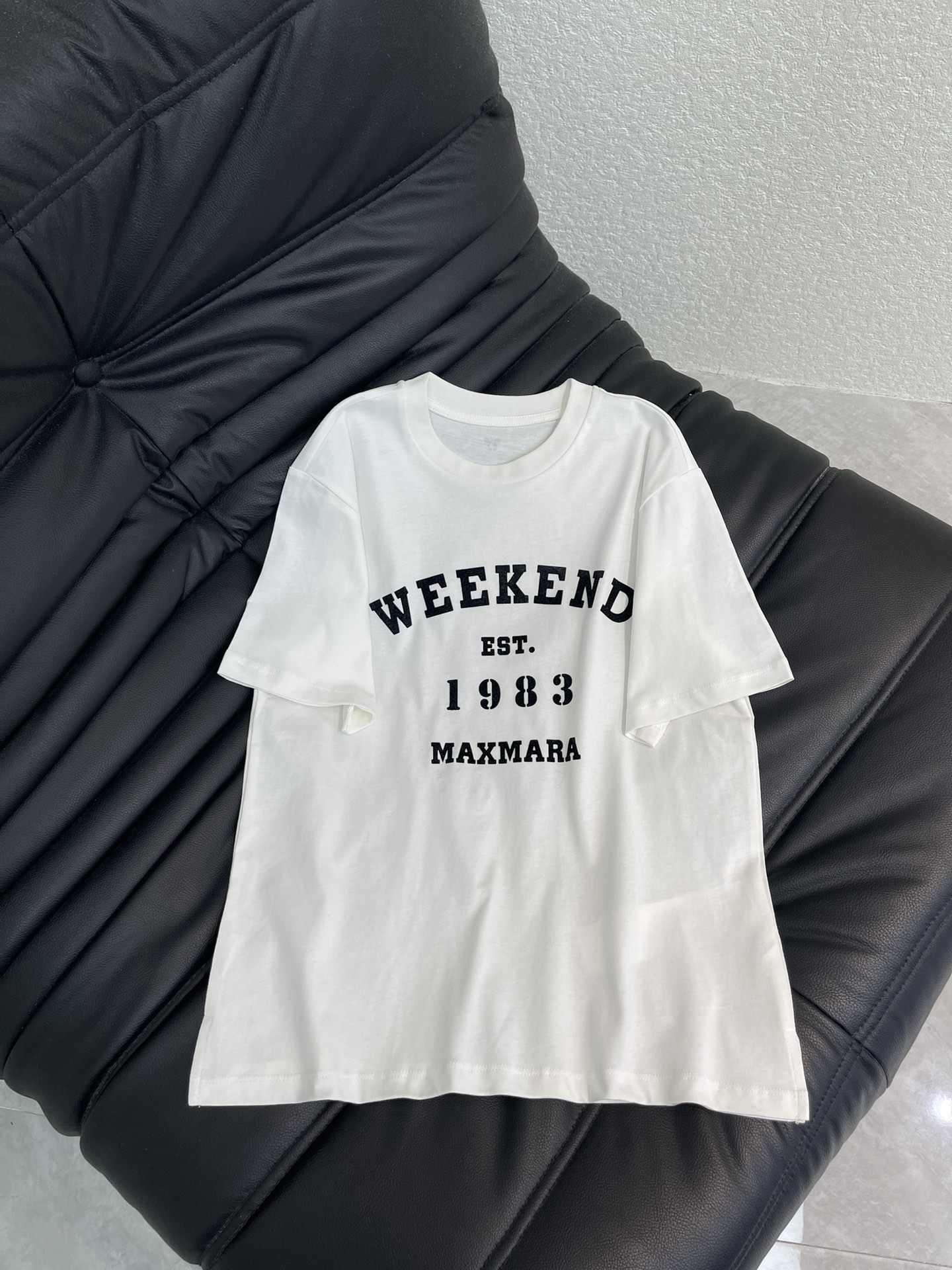 NO:658894,Weekend MaxMar*26 spring and summer new style 1983 flocked pattern short-sleeved T-shirt. Simple version with iconic flocked embroidered letters, versatile and slim. Made of pure cotton, the upper body is soft and breathable. Whether it is worn casually with jeans or with a skirt to create a sophisticated feel, it can be easily adapted to show unique fashion taste. SML,,skirts,jeans,T-shirt,tees,t-shirt,alexander wang19860909Weekend MaxMar*26春夏新款1983植绒图案短袖T恤.简约版型搭配标志性植绒刺绣字母,百搭又显瘦.纯棉材质,上身柔软透气.无论是休闲搭配牛仔裤,还是搭配裙装打造精致感,都能轻松适配,轻松展现独特时尚品味.SML,,skirts,jeans,T-shirt,tees，t-shirt,alexander wang,Women's clothing