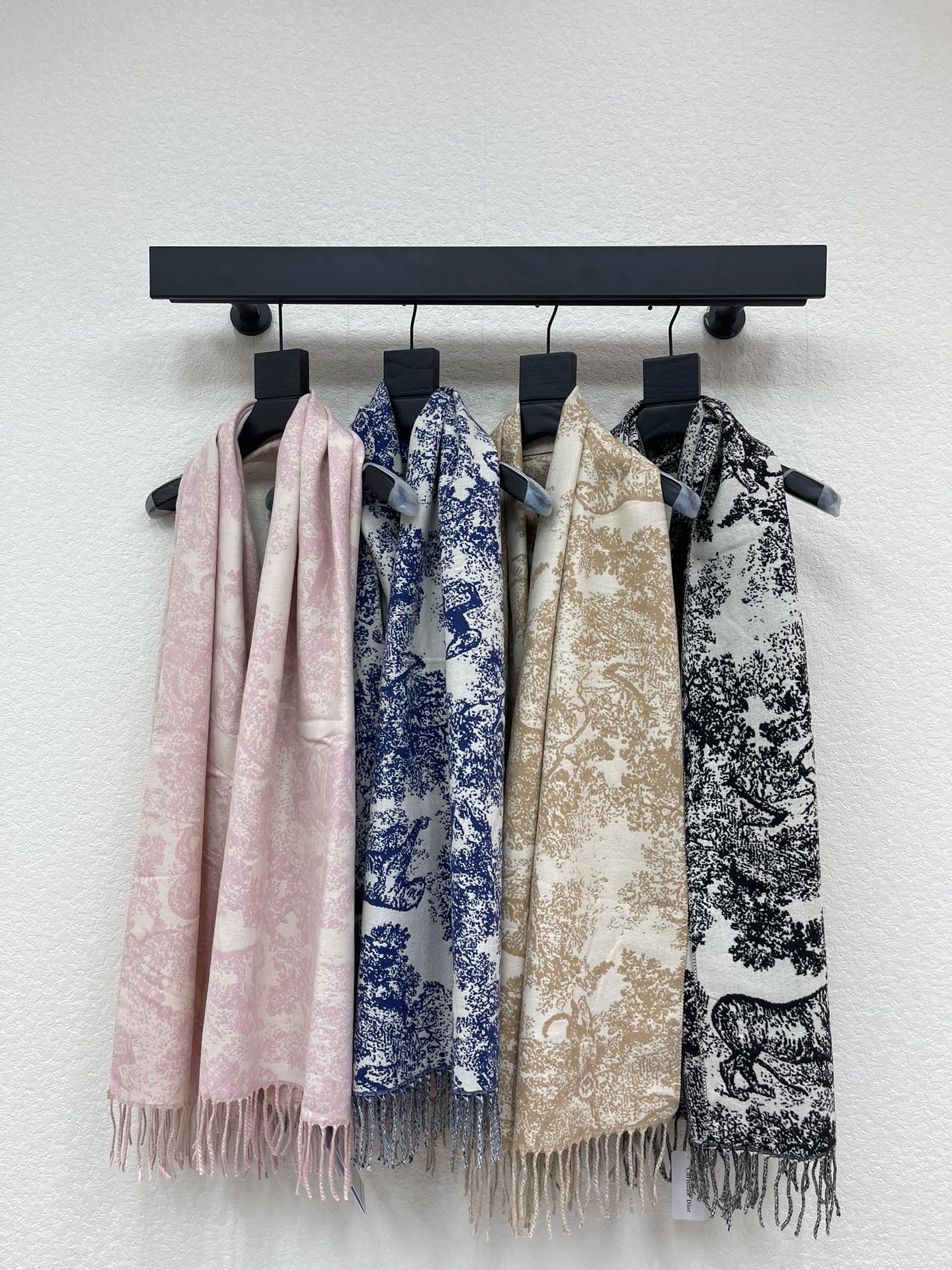 NO:663355,Dio*25 new autumn and winter jungle animal jacquard double-sided tassel cashmere scarf!  Customized jacquard cashmere wool material, soft and skin-friendly, warm and comfortable, long and wide shawl scarf version, tassel design, more lively and flexible when swinging, double-sided jungle animal jacquard design, embroidered letter logo on the hem to highlight the brand style, dark and light color combinations to form two styles, suitable for more color combinations, overall in line with the hot Maillard trend, a must-have item for autumn and winter warm atmosphere!  One size fits all!  ,,dior,shawls, 19860909Dio*25秋冬新款丛林动物提花两面垂穗羊绒围巾！定制提花羊绒羊毛材质 亲肤柔软 保暖舒适 长宽披肩围巾版型 垂穗设计 摇摆间更活泼灵动 双面满铺丛林动物提花图案设计 下摆刺绣字母徽标 彰显品牌格调 深浅配色穿插组合成两种风格 适配更多色系穿搭 整体符合时下大热美拉德潮流 秋冬温暖氛围感必备单品！均码！,,dior,shawls, ,Women's clothing