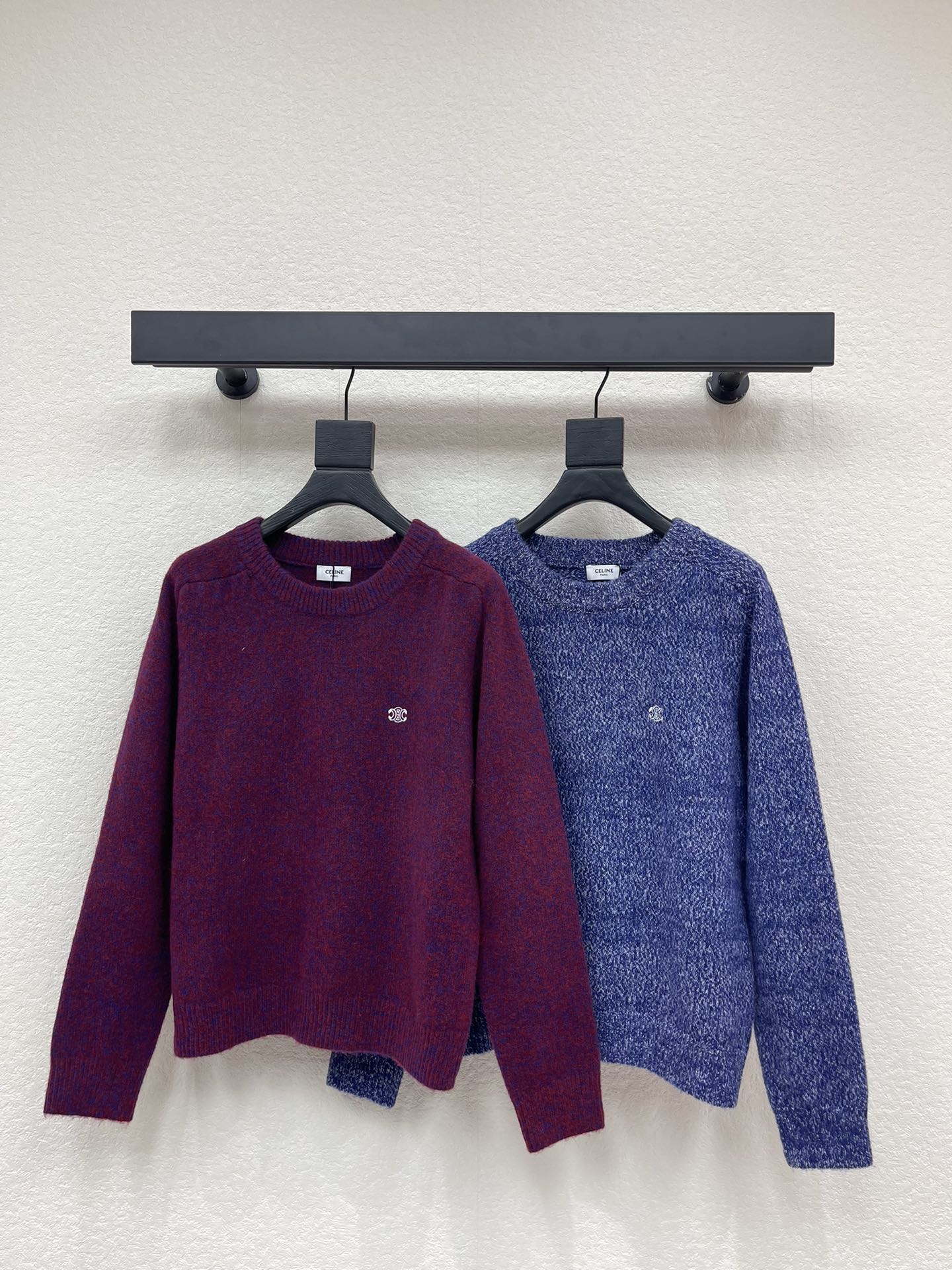 NO:658896,CELIN*26 new early spring embroidered logo pullover knitted sweater!  Customized wool knitted material, comfortable and soft, round neck knitted long-sleeved cut, ready-to-wear made of customized colorful dot fabric, adding a literary touch to simple retro outfits, embroidered logo pattern on the chest can easily highlight the elegant and high-end brand tone!  SML A,,celine,sweaters,alexander wang19860909CELIN*26早春新款刺绣徽标套头针织毛衣！定制羊毛针织材质 舒适软糯 圆领针织长袖裁剪 成衣选用定制彩点面料 为简易复古穿搭增添文艺气息 胸口刺绣徽标图案 就能轻松彰显典雅高级的品牌调性！SML A,,celine,sweaters,alexander wang,Women's clothing