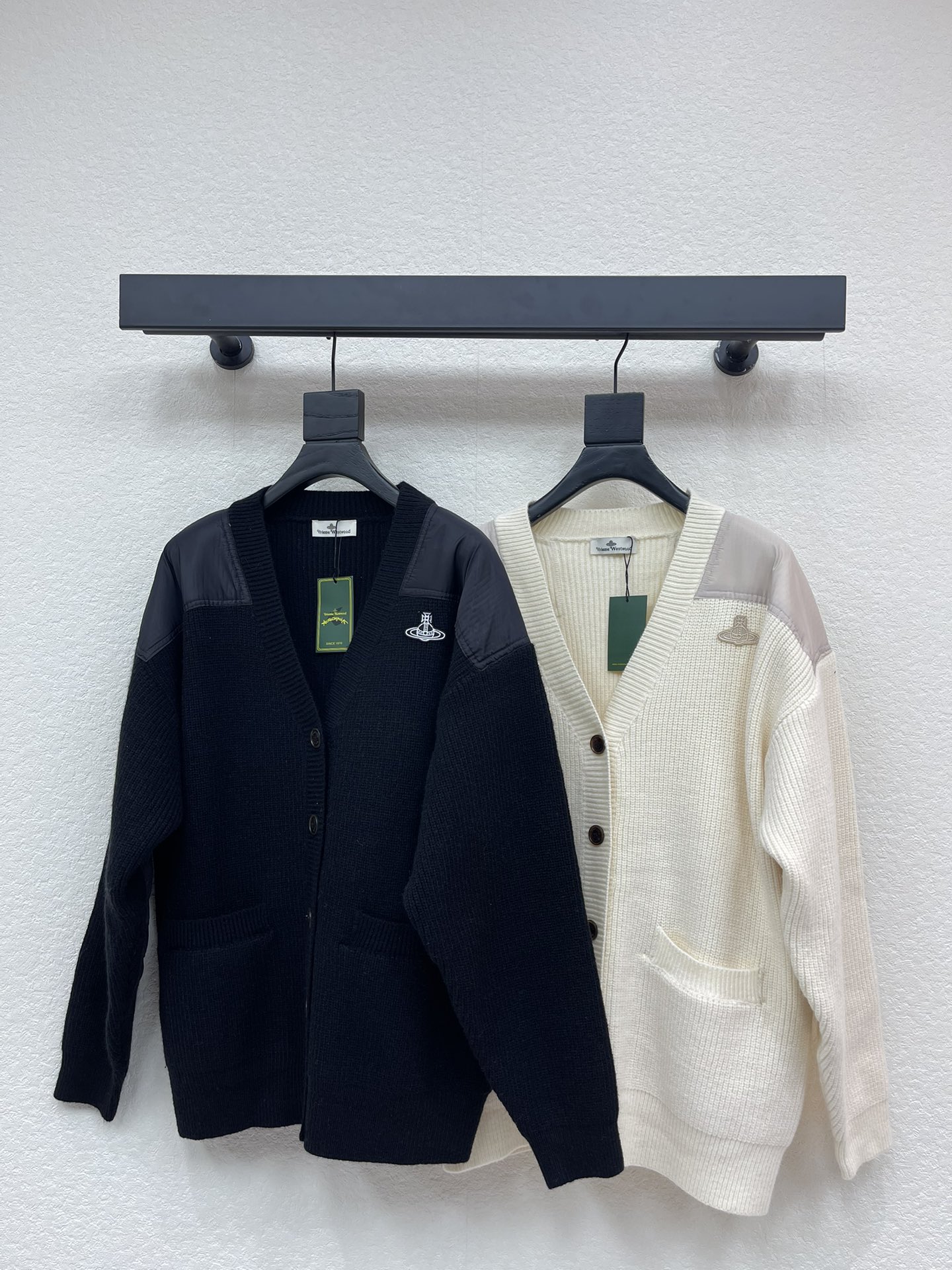 NO:658900,Vivienne Westeoo*Western Queen Mother's 26 early spring new style Saturn logo knitted V-neck cardigan. Customized YB wool yarn weaving, high-end texture, comfortable to wear, mid-length oversized knitted cardigan cut, button placket loosened to adjust the way to wear, nylon fabric on both shoulders of the body, Saturn logo on the chest, color fabric collision adds more layering, loose cocoon-shaped version tightened at the hem, fashionable and fashionable. SML A,,versace,alexander  wang19860909Vivienne Westeoo*西太后26早春新款土星徽标针织V领开衫.定制YB羊毛纱线织造,质感高级,穿搭舒适,中长款oversized针织开衫裁剪,纽扣开襟松解调整穿法,大身两肩拼接尼龙面料,胸前土星徽标,色彩面料碰撞更添层次,下摆收紧的宽松茧形版型,穿搭洋气时髦.SML A,,versace,alexander wang,Women's clothing