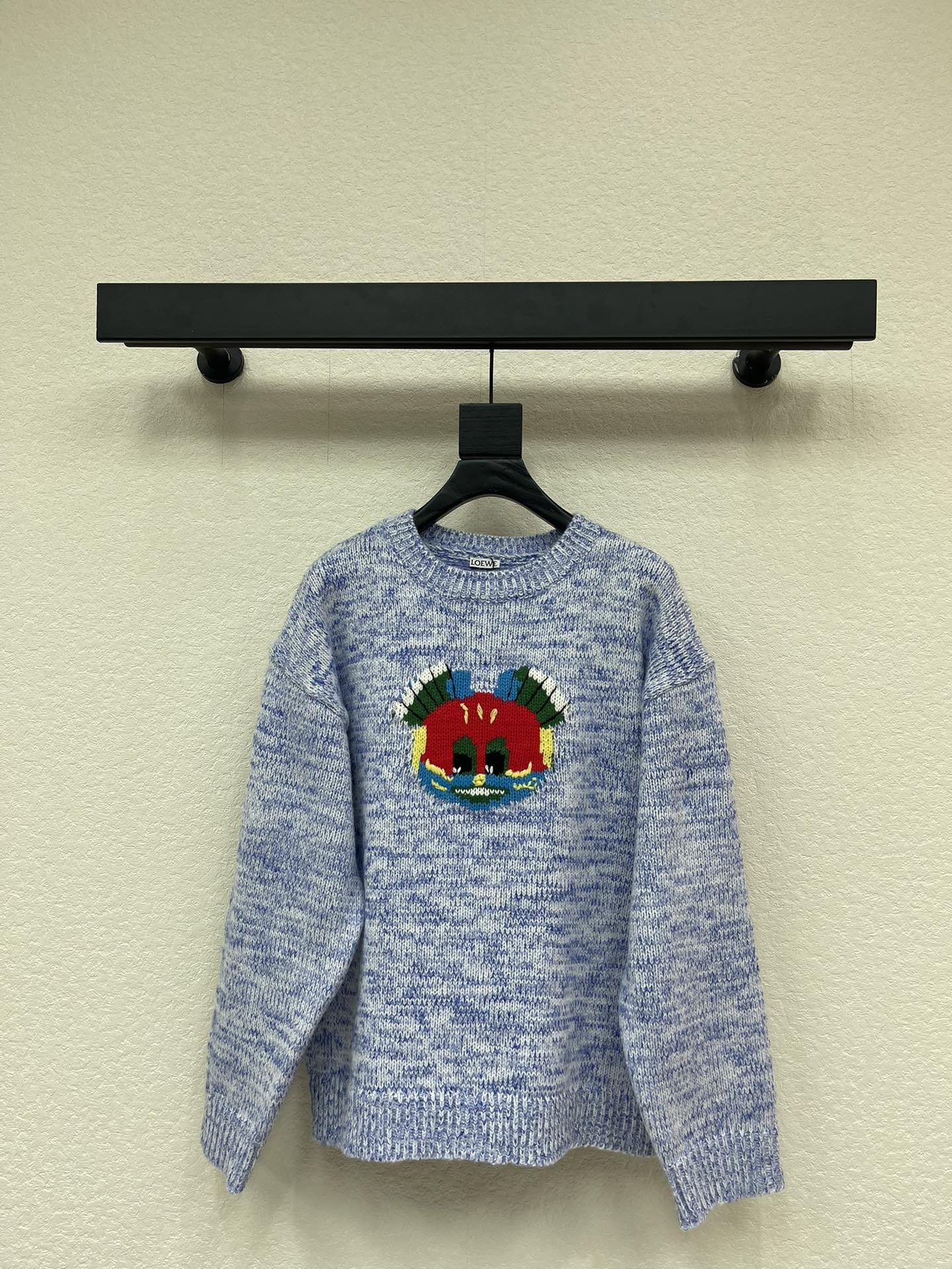 NO:658898,Loew*26 new early spring blue and white crocheted knitted sweater. Customized YB wool yarn weaving, comfortable to wear, full of texture, round neck knitted pullover sweater cut, blue and white yarn interweaving to present a fresh background, a large area of ​​​​color robot shape is outlined in the center of the whole body, loose version treatment, relaxed and western style. SML,, loewe, sweaters, alexander wang19860909Loew*26早春新款蓝白钩花针织毛衣.定制YB羊毛纱线织造,穿搭舒适,质感十足,圆领针织套头毛衣裁剪,蓝白纱线交织呈现清新底色,通体居中大面积勾勒彩色机器人造型,宽松版型处理,穿搭松弛洋气.SML,,loewe,sweaters,alexander wang,Women's clothing