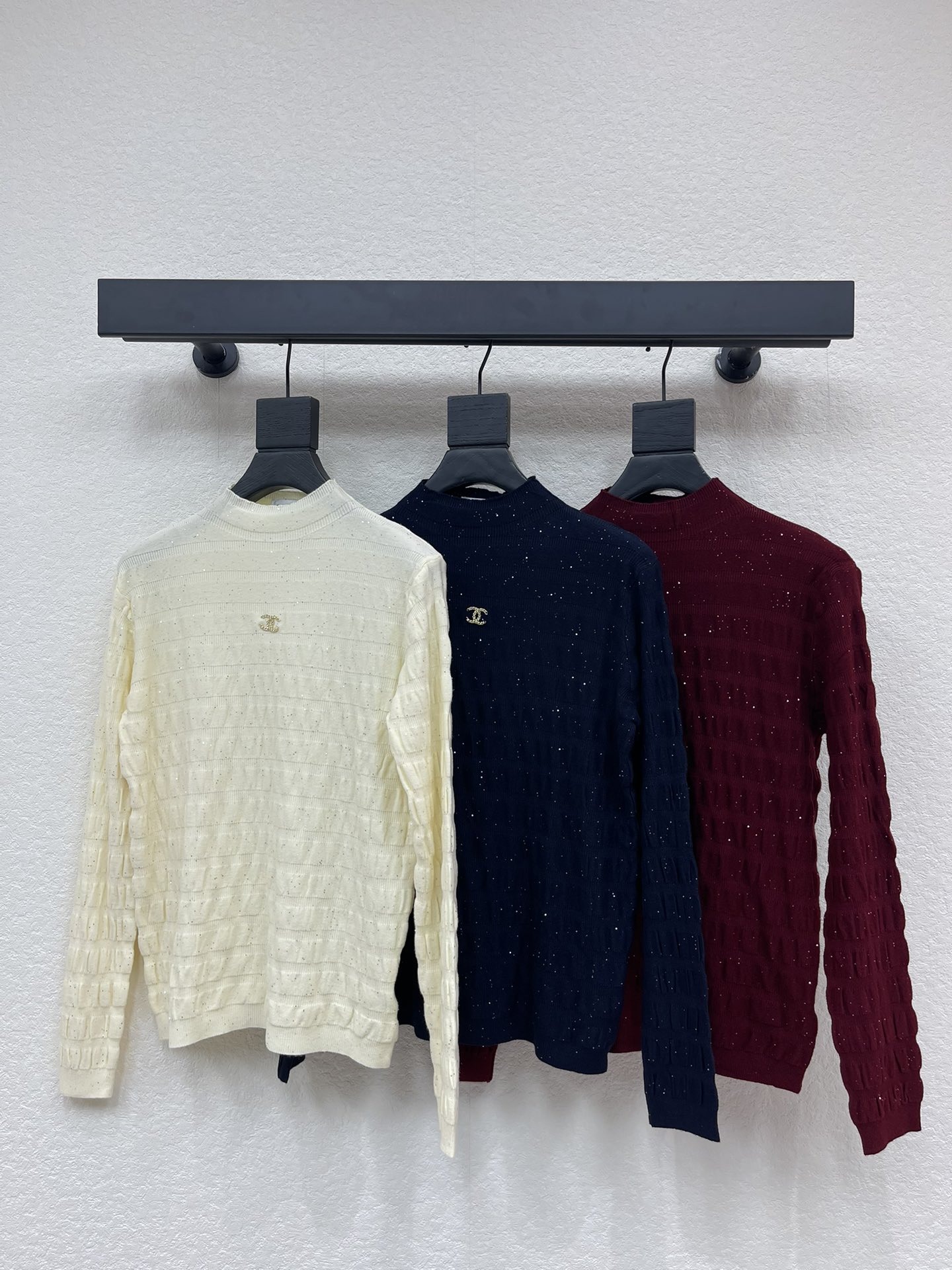 NO:658885,CHANE*26 early spring new style fine sequined high-neck knitted long-sleeved bottoming shirt!  Customized wool yarn weaving, fine texture, comfortable to wear, high collar knitted long-sleeved version, narrowed by elastic pit strips, rhinestone letter logo decoration on the chest, fine sequin stripe pleated texture technology, overall style is high-end and casual, colliding with fashion tones, keeping warm and comfortable inside, and fashionable outside!  SML,,chanel, 19860909CHANE*26早春新款细闪亮片高领针织长袖打底衫！定制羊毛纱线织造 质感细腻 穿搭舒适 高领针织长袖版型 以弹力坑条螺纹包边收窄 胸前水钻字母徽标装饰 细闪亮片条纹褶皱肌理工艺 整体造型高级休闲 碰撞出时尚调性,内搭保暖舒适 外搭气质时髦！SML,,chanel, ,Women's clothing