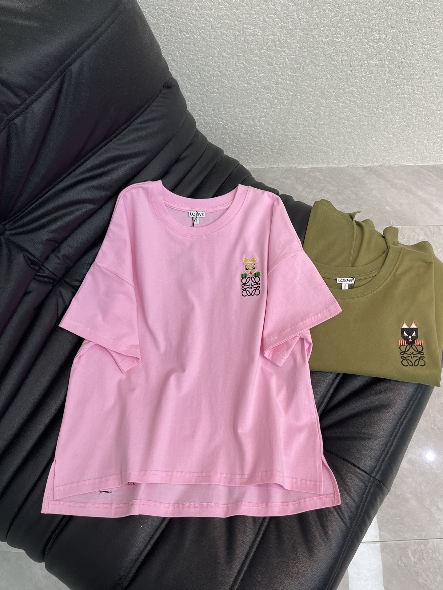 NO:658550,Loew*26 new spring and summer cartoon embroidered kitten head short-sleeved T-shirt. Pure cotton fabric. Loose fit. High-density fashionable sports style. Every daily wear. Playful and age-reducing design elements full of vitality. High quality. Size SML, loewe, T-shirt, tees, t-shirt, alexander wang19860909Loew*26春夏新款卡通刺绣小猫咪头短袖T恤 纯棉面料 宽松版型 高密度时髦运动风 每个日常的穿搭 俏皮减龄充满元气的设计元素 高品质 尺码SML,,loewe,T-shirt,tees，t-shirt,alexander wang,Women's clothing