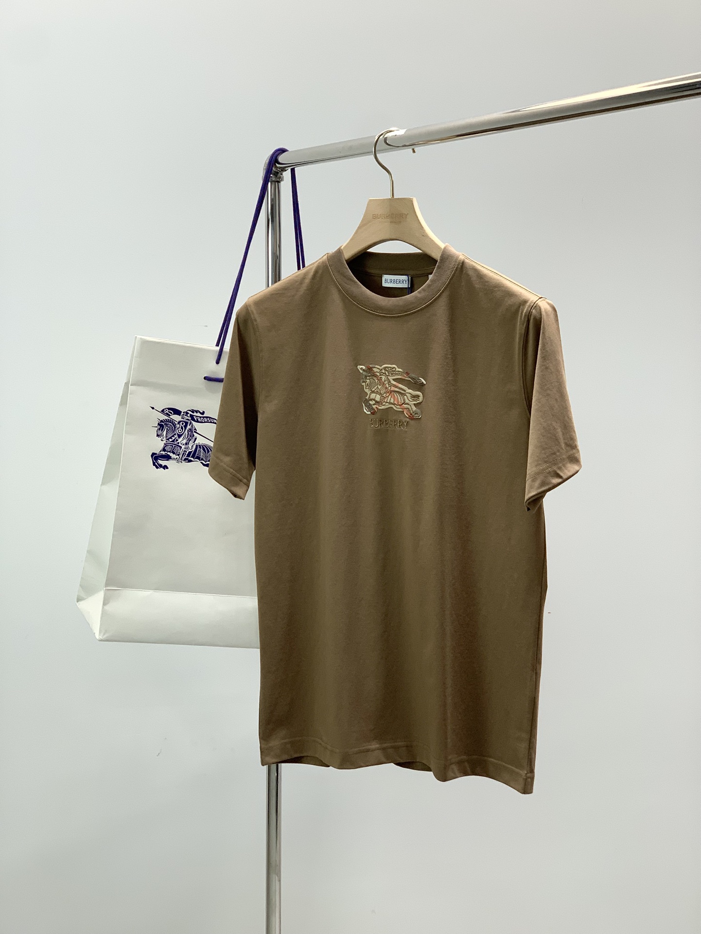 NO:653762,, Burberry, the latest summer products, available at counters simultaneously, original goods, fashionable and casual round neck short-sleeved T-shirt, imported original fabrics, the upper body is comfortable and breathable, top-notch embroidery technology letter pattern decoration logo, extremely high grade, comfortable and versatile, the upper body is very handsome, 3 colors recommended, size S-XXL size SMLXLXXL length 69.57172.57475.5  Bust 102106110114118 Shoulder width 43.544.545.546.547.5 Sleeve length 35.536.537.538.539.5,,burberry,burberry,T-shirt,tees,t-shirt,alexander wang19860909,Burberry 巴宝莉,夏季最新品,专柜同步有售,原单狠货,时尚休闲圆领短袖T恤,进口原版面料,上身舒适透气,顶级刺绣工艺字母图案装饰logo,档次极高,舒适百搭,上身帅气十足,3色推荐,码数S-XXL 尺码SMLXLXXL 衣长69.57172.57475.5 胸围102106110114118 肩宽43.544.545.546.547.5 袖长35.536.537.538.539.5,,burberry,burberry,T-shirt,tees，t-shirt,alexander wang,Men's clothing