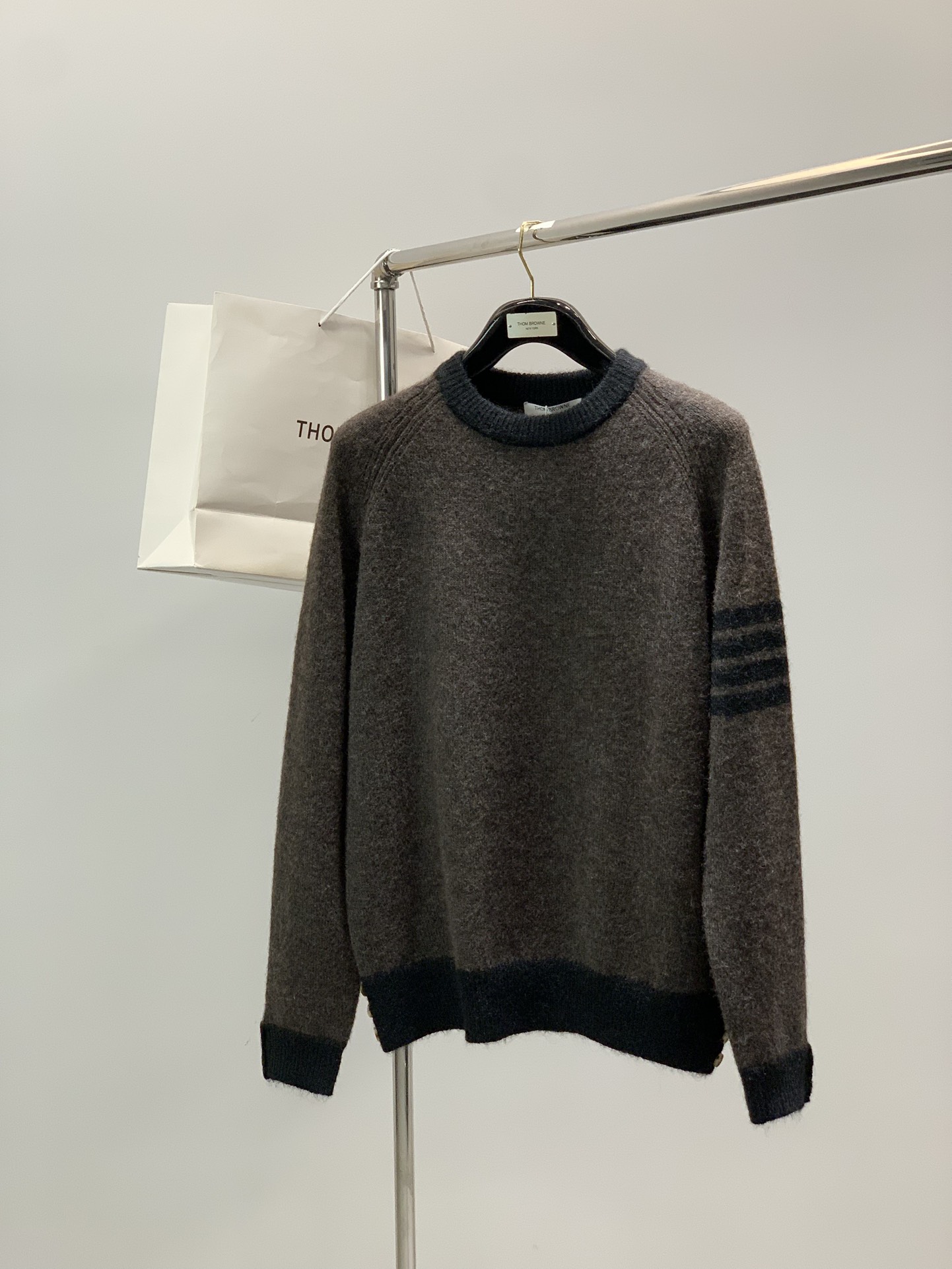 NO:653728,, Thom Browne, the latest winter product, fashionable and casual knitted crew neck sweater, available at the counter simultaneously, original order, imported original fabric, excellent comfort, top knitting technology letter pattern logo, extremely high grade, easy and versatile, handsome and stylish upper body, 3 colors recommended, size M-XL,,thom browne,sweaters,alexander wang19860909,Thom Browne 汤姆·布朗 ,冬季最新品,时尚休闲针织圆领毛衣,专柜同步有售,原单狠货,采用进口原版面料,舒适度极佳,顶级针织工艺字母图案logo,档次极高,从容百搭,上身帅气有型,3色推荐,码数M-XL,,thom browne,sweaters,alexander wang,Men's clothing