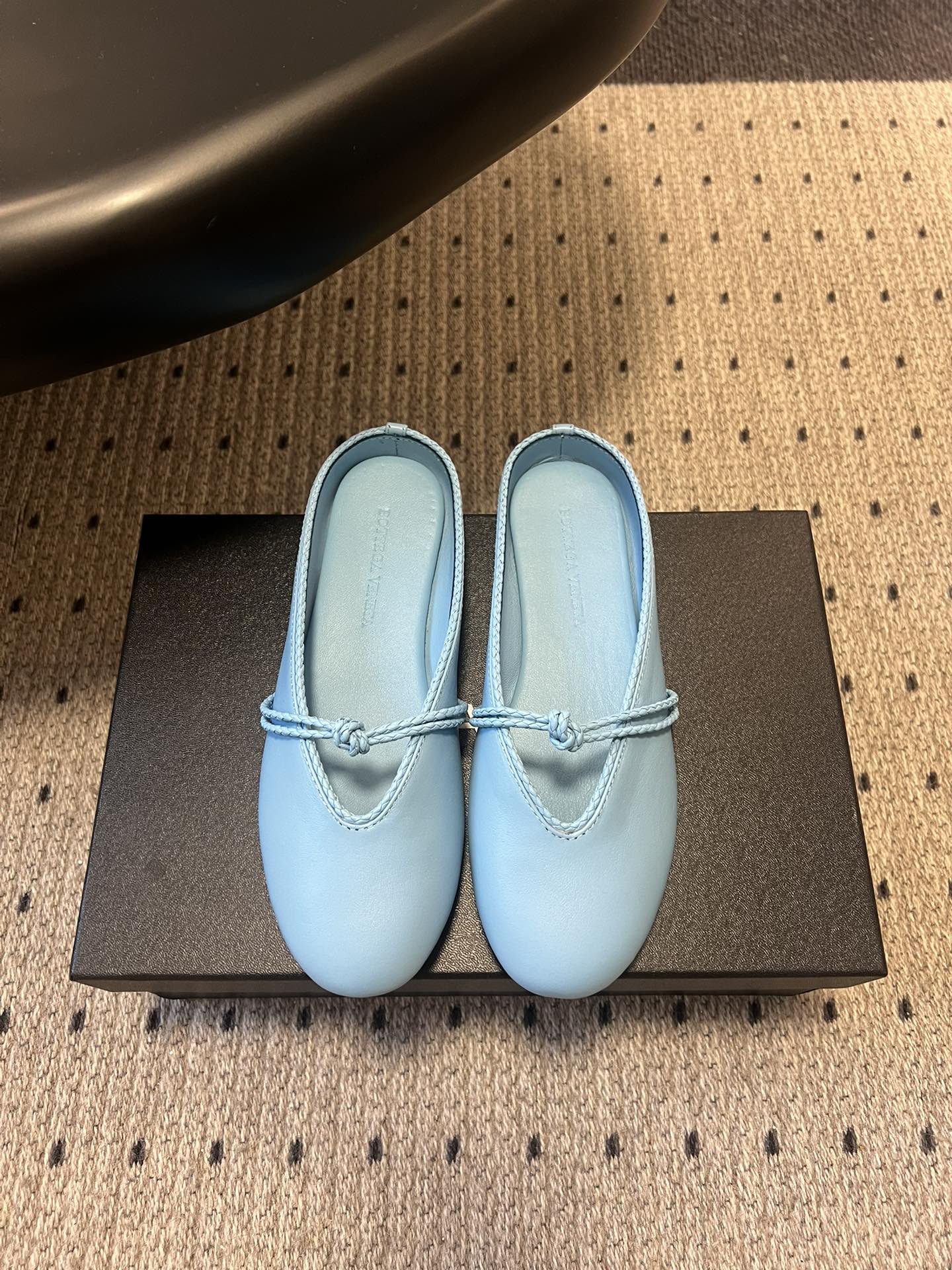 NO:668294,Top quality Bottega Venet* 25ss new woven leather ballet flats. Classic ballet silhouette, with Mary Jane elements of fine woven rope straps. The toe is a rounded oval shape, and the lining of some shoes is designed with burgundy contrasting color. The visual contrast is strong, simple and recognizable.  The upper is made of soft sheep leather, which has a delicate touch and fits the shape of the foot; the outsole is made of rubber-injected leather, which is both wear-resistant and lightweight. The stitching is neat, the knot decoration is hand-woven, and the shoe body has no excessive decoration, highlighting the minimalist and high-end texture. At the same time, the flat design ensures the practicality of daily wear. Sheepskin upper, sheepskin lining, leather outsole, injection molding, increased by 1cm  Size 35-41 (customized sizes 40 and 41 are non-refundable), half drag, bottega veneta, mary jane, flats, sheepskin, Leather soles19860909顶级品质 Bottega Venet* 25ss新款编织皮条芭蕾舞鞋平底鞋单鞋 经典芭蕾舞鞋廓形,搭配细编织绳结一字带的玛丽珍元素,鞋头为圆润的鹅蛋形,部分鞋款内里用酒红色撞色设计,视觉对比强烈,简约又有辨识度. 鞋面使用柔软的羊皮革,触感细腻且贴合脚型；外底是注胶皮革材质,兼顾耐磨与轻便.缝线工整,绳结装饰为手工编织,鞋身无过多装饰,突出极简高级的质感,同时平底设计保证日常穿着的实用性. 鞋面羊皮 内里羊皮 大底真皮大底注塑 增高1cm size35-41码（40、41码定制不退换）,半拖,bottega veneta,mary jane,flats,sheepskin,Leather soles,Women's Shoes