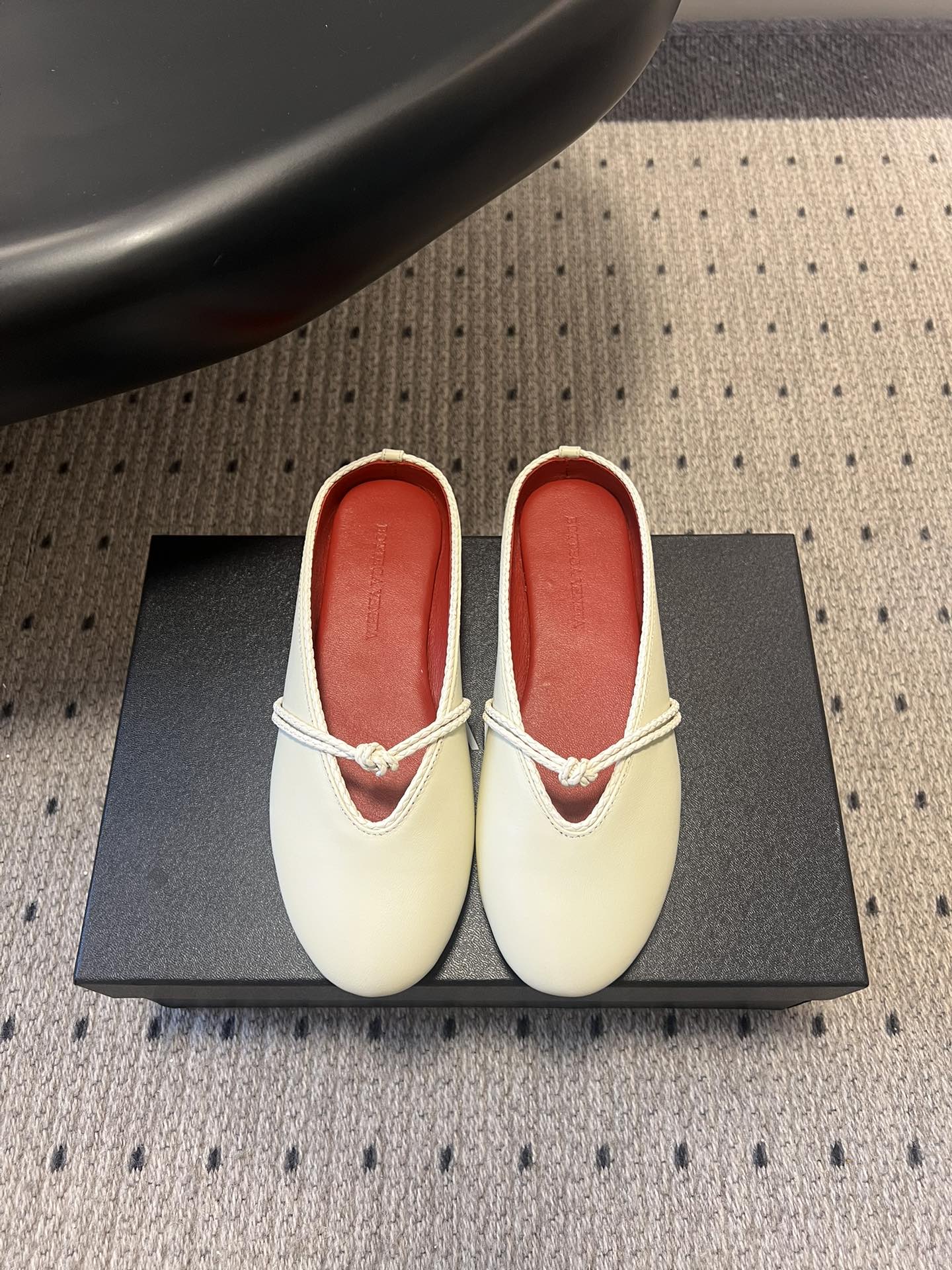 NO:705617,Bottega Venet* 25ss new woven leather ballet shoes and flat shoes have a classic ballet shoe silhouette, with a Mary Jane element of a fine braided rope strap. The toe is a rounded oval shape, and some shoes are designed with burgundy contrasting colors on the inside. The visual contrast is strong, simple and recognizable.  The upper is made of soft sheep leather, which has a delicate touch and fits the shape of the foot; the outsole is made of rubber-injected leather, which is both wear-resistant and lightweight. The stitching is neat, the knot decoration is hand-woven, and the shoe body has no excessive decoration, highlighting the minimalist and high-end texture. At the same time, the flat design ensures the practicality of daily wear. Sheepskin upper, sheepskin lining, leather outsole, injection molding, increased by 1cm  Size 35-41 (customized sizes 40 and 41 are non-refundable), half drag, bottega veneta, mary jane, flats, sheepskin, Leather soles19860909Bottega Venet* 25ss新款编织皮条芭蕾舞鞋平底鞋单鞋 经典芭蕾舞鞋廓形,搭配细编织绳结一字带的玛丽珍元素,鞋头为圆润的鹅蛋形,部分鞋款内里用酒红色撞色设计,视觉对比强烈,简约又有辨识度. 鞋面使用柔软的羊皮革,触感细腻且贴合脚型；外底是注胶皮革材质,兼顾耐磨与轻便.缝线工整,绳结装饰为手工编织,鞋身无过多装饰,突出极简高级的质感,同时平底设计保证日常穿着的实用性. 鞋面羊皮 内里羊皮 大底真皮大底注塑 增高1cm size35-41码（40、41码定制不退换）,半拖,bottega veneta,mary jane,flats,sheepskin,Leather soles,Women's Shoes