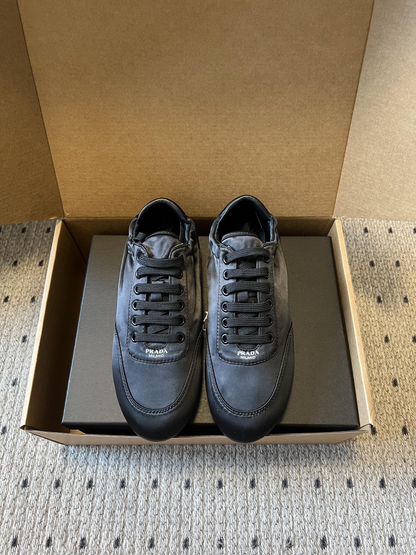 NO:653426,Prad** classic sports shoes, retro moral training shoes and casual shoes, adopt the low-top streamlined silhouette of retro moral training shoes, with a pointed round toe design, and the overall lines are clean and simple; the tongue is printed with the classic Prada logo, and the shoelaces echo the same color as the shoe body, strengthening brand recognition in the details; the shoe shape is narrow-lasted, which fits the foot shape more neatly.  The upper is made of smooth nylon satin/bright leather, with a delicate touch and a slight luster; the shoe body has no unnecessary decoration, and the one-piece shoe shape creates a three-dimensional feel; the sole is made of lightweight rubber, taking into account softness and wear resistance, and is suitable for daily wear. Silk cloth upper, sheepskin/cloth lining, rubber outsole, 2cm higher  size 35-40 (customized size 40 is non-refundable), casual shoes/sports shoes, prada, sneakers, sheepskin, real silk19860909Prad**经典款运动鞋复古德训鞋休闲鞋 采用复古德训鞋的低帮流线型廓形,鞋头为尖圆头设计,整体线条利落简约；鞋舌处印有Prada经典logo,鞋带与鞋身同色呼应,细节处强化品牌辨识度；鞋型为窄楦设计,贴合脚型更显利落. 鞋面使用光滑的尼龙缎面/亮面皮革材质,触感细腻且带有微光泽感；鞋身无多余装饰,靠一体成型的鞋型塑造立体感；鞋底为轻质橡胶材质,兼顾柔软度与耐磨性,适配日常穿着. 鞋面真丝布 内里羊皮/布 大底橡胶大底 增高2cm size35-40码（40码定制不退换）,休闲鞋/运动鞋,prada,sneakers,sheepskin,real silk,Women's Shoes