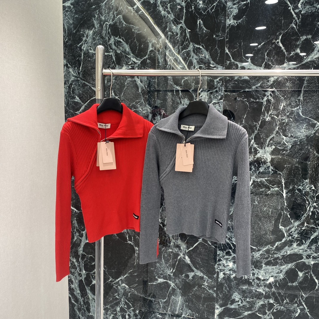 NO:661734,Miu 25 new autumn and winter style diagonal zipper lapel sweater, using vertical stripe knitting technology, very suitable for autumn and winter! The half-zip stand-up collar design is warm and fashionable. It goes well with high-waisted pants or skirts~ There is a brand micro-label woven label on the hem. The attention to detail is a must! Two colors SML, Miu Miu-clothing, miumiu, skirts,  19860909Miu 25秋冬新款 斜拉链翻领针织衫 采用竖条纹针织工艺 秋冬穿超合适!半拉链立领设计 保暖又时髦 搭配高腰裤或裙子都很出彩~下摆有品牌微标织标 细节控必入!两个色SML,缪缪-服装,miumiu,skirts, ,Women's clothing