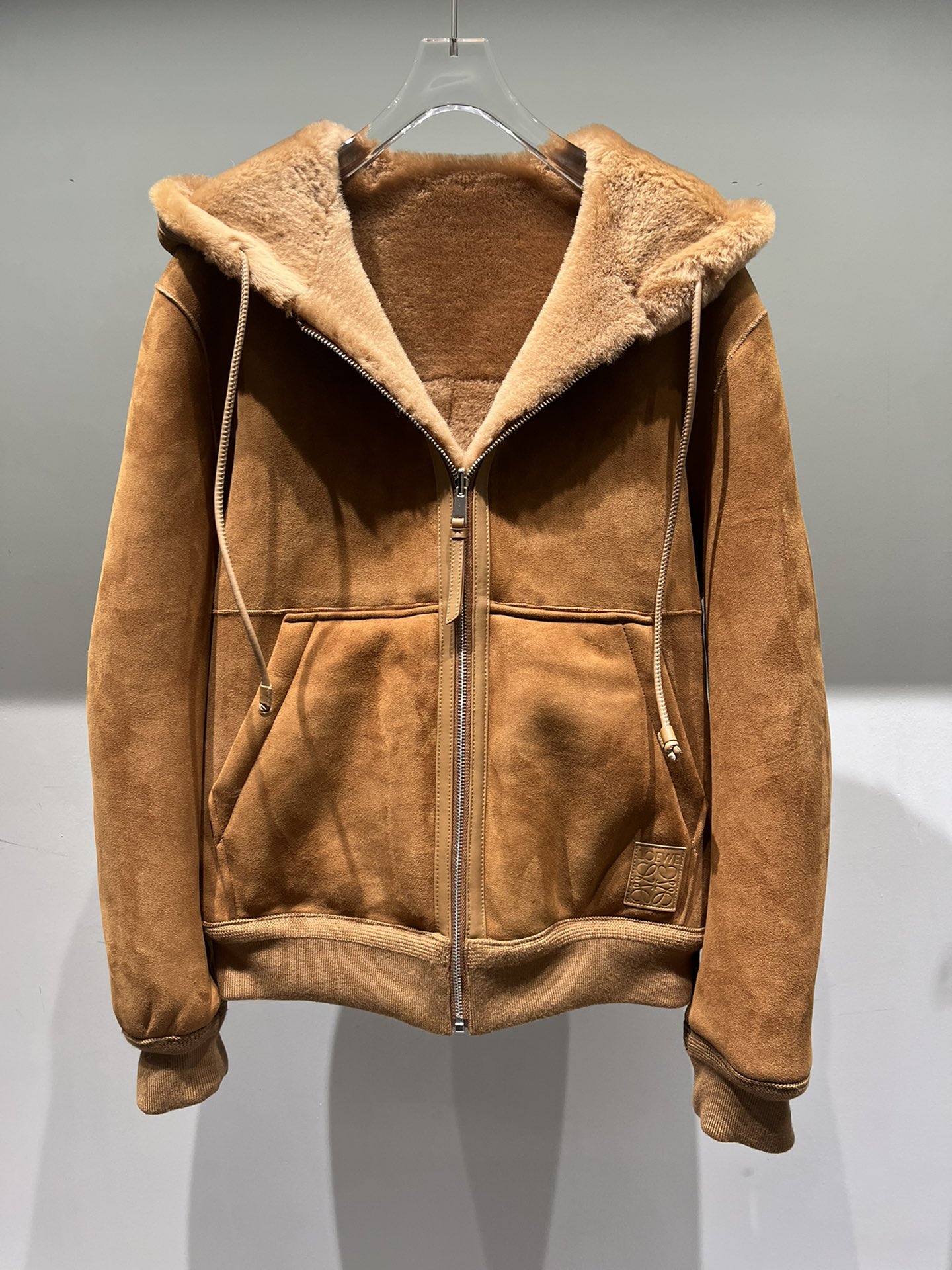 NO:639203,Loewe sheepskin is integrated, can be worn on both sides, loose and large, the leather is very soft, Loewe-clothing, loewe, sheepskin, alexander wang19860909罗意威羊皮毛一体,可以两面穿,宽松大版型,皮料很柔软,罗意威-服装,loewe,sheepskin,alexander wang,Women's clothing