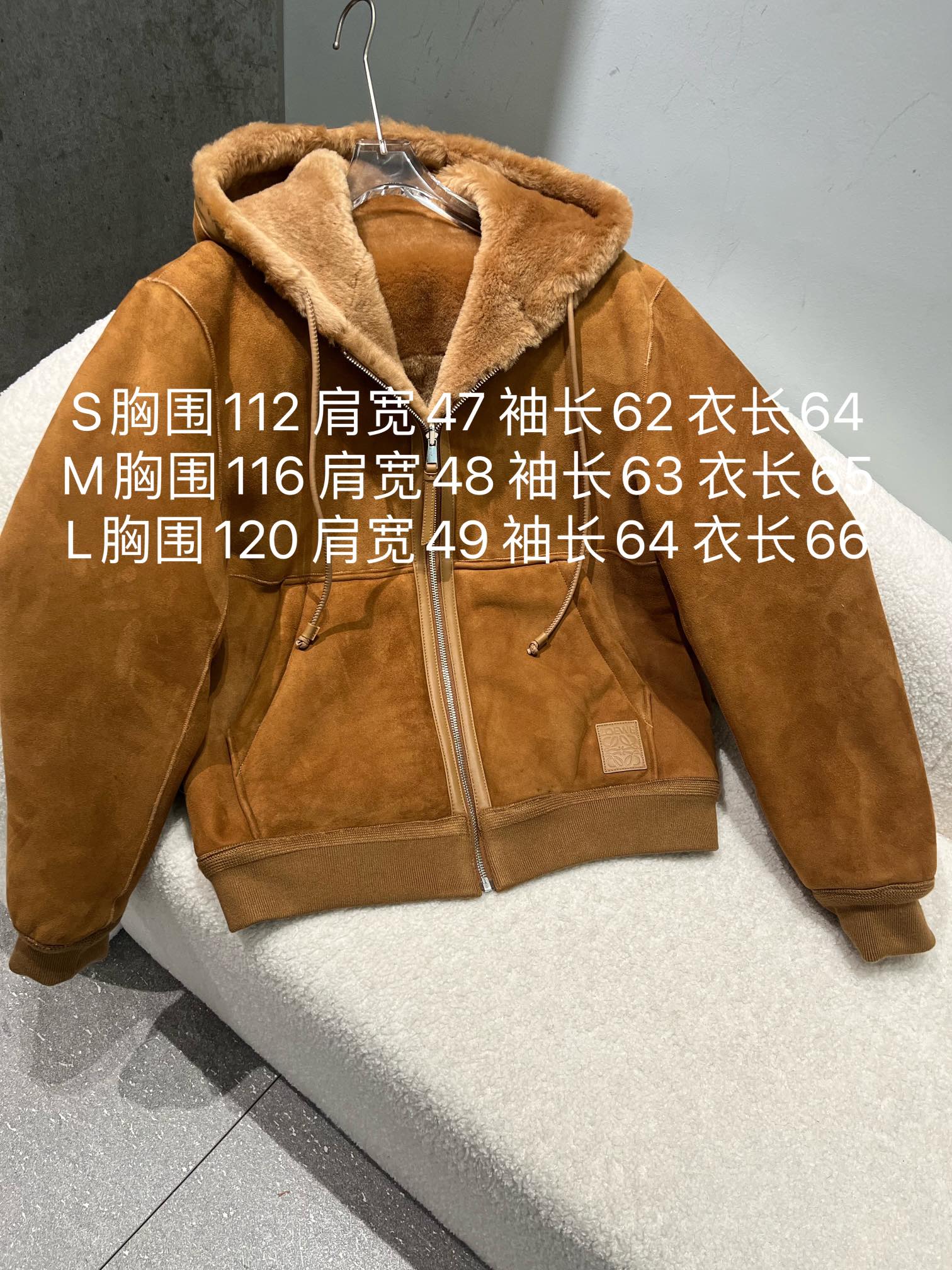 NO:639206,Loewe sheepskin is integrated, can be worn on both sides, loose and large, the leather is very soft, size Sml, loose and large, soft and warm, Loewe-clothing, loewe, sheepskin, alexander wang19860909罗意威羊皮毛一体,可以两面穿,宽松大版型,皮料很柔软 尺寸Sml,宽松大版型,柔软保暖,罗意威-服装,loewe,sheepskin,alexander wang,Women's clothing