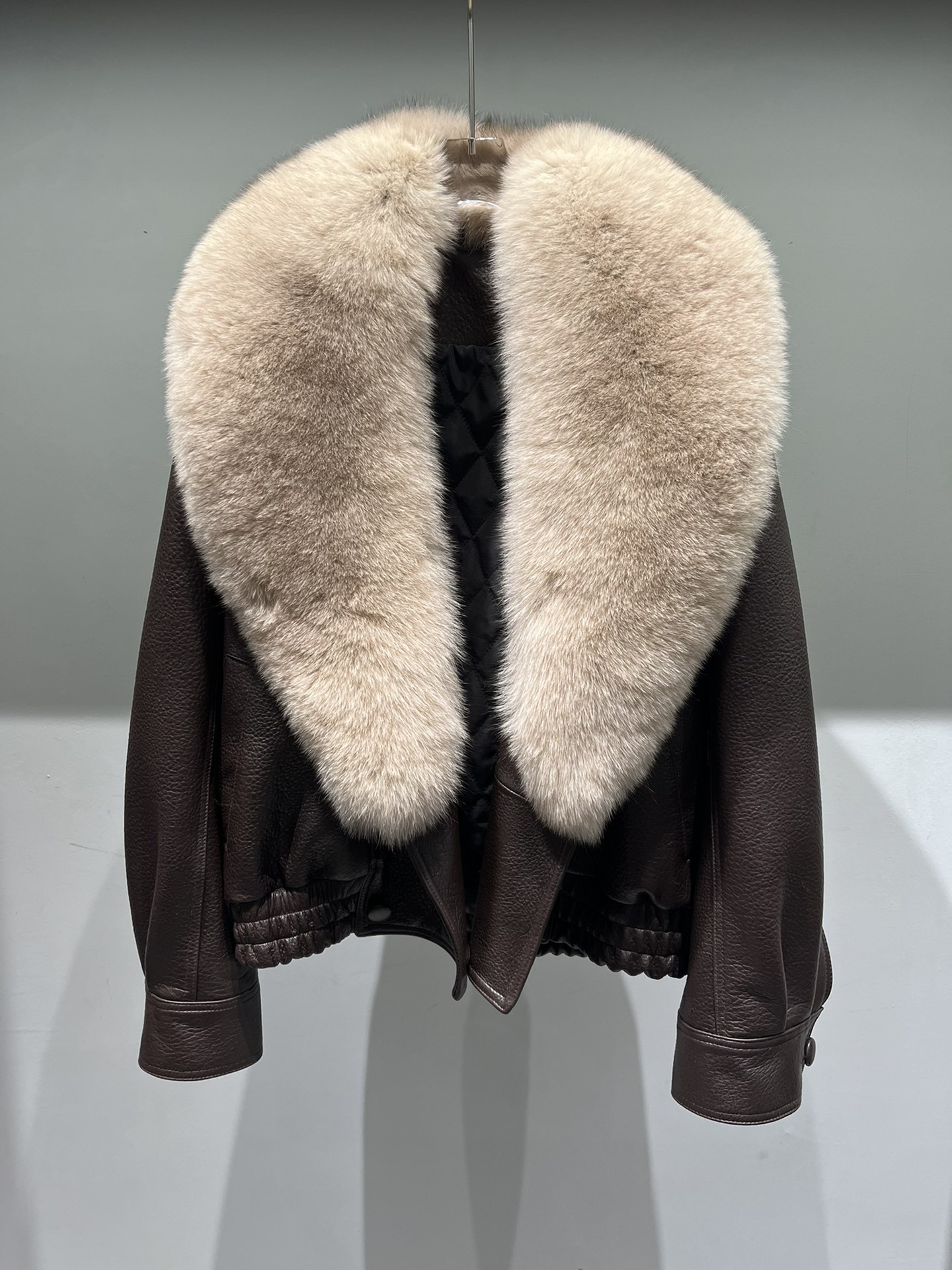 NO:639197,, oversized fox fur collar sheepskin jacket, loose and large style, plus cotton. Brown leather and black leather, women's clothing, jackets & coats, alexander wang19860909,超大狐狸毛领子羊泡皮外套,宽松大版型,加棉.咖色皮和黑色皮,女装,jackets & coats,alexander wang,Women's clothing