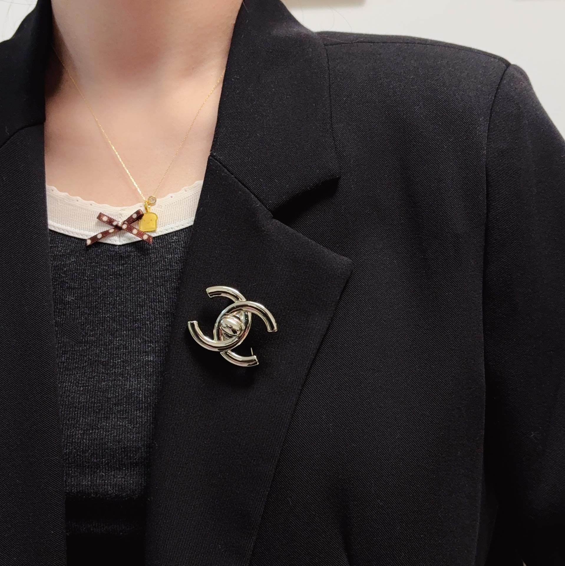 NO:643160,CHANEL Xiaoxiang  The latest high version of Chanel brooch with light gold buttons, with a sweater hook on the back, is the accessory that understands women best. Women who devote all their efforts to being themselves tend to cherish the meaning of brooches more. Ms. Chanel pinned the brooch on her hat and told the fashionable ladies who imitated her [Broches are very practical. They can be pinned on suit collars, pockets, hats, belts or evening gowns. Boutique jewelry, chanel, chanel, sweaters, business  suit, brooch, breastpin, hats19860909CHANEL小香 最新款高版本浅金色纽扣香奈儿胸针,背后有毛衣挂钩,是最懂女人的饰物.那些倾注了全部心血去做自己的女人,往往更珍惜胸针的意义.香奈儿女士把胸针别在帽子上,并告诉那些模仿她的时髦女士们[胸针可是非常实用,它可以别在西装领上、口袋上、帽子上、腰带上或者是晚礼服上,饰品精品,chanel,chanel,sweaters,business suit,brooch，breastpin,hats,Jewelry