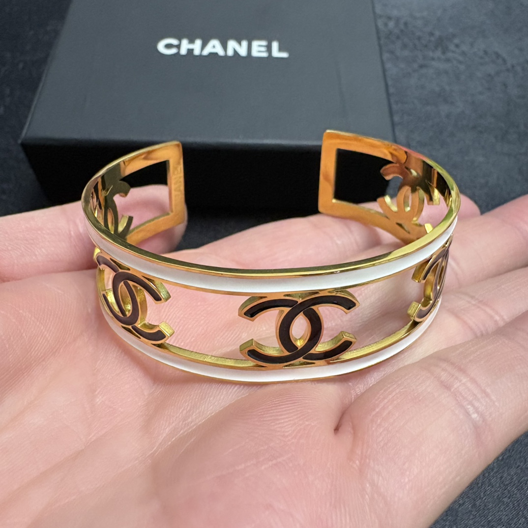 Chanel 新品 小香风Chanel新款 镂空手镯 一致材质 火 设计独特 前卫
