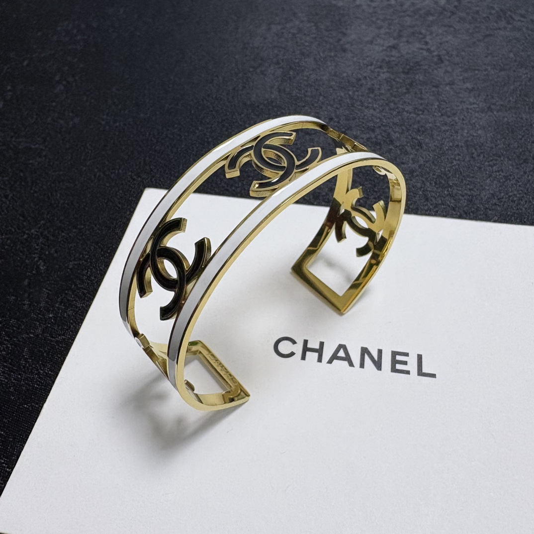 Chanel 新品 小香风Chanel新款 镂空手镯 一致材质 火 设计独特 前卫