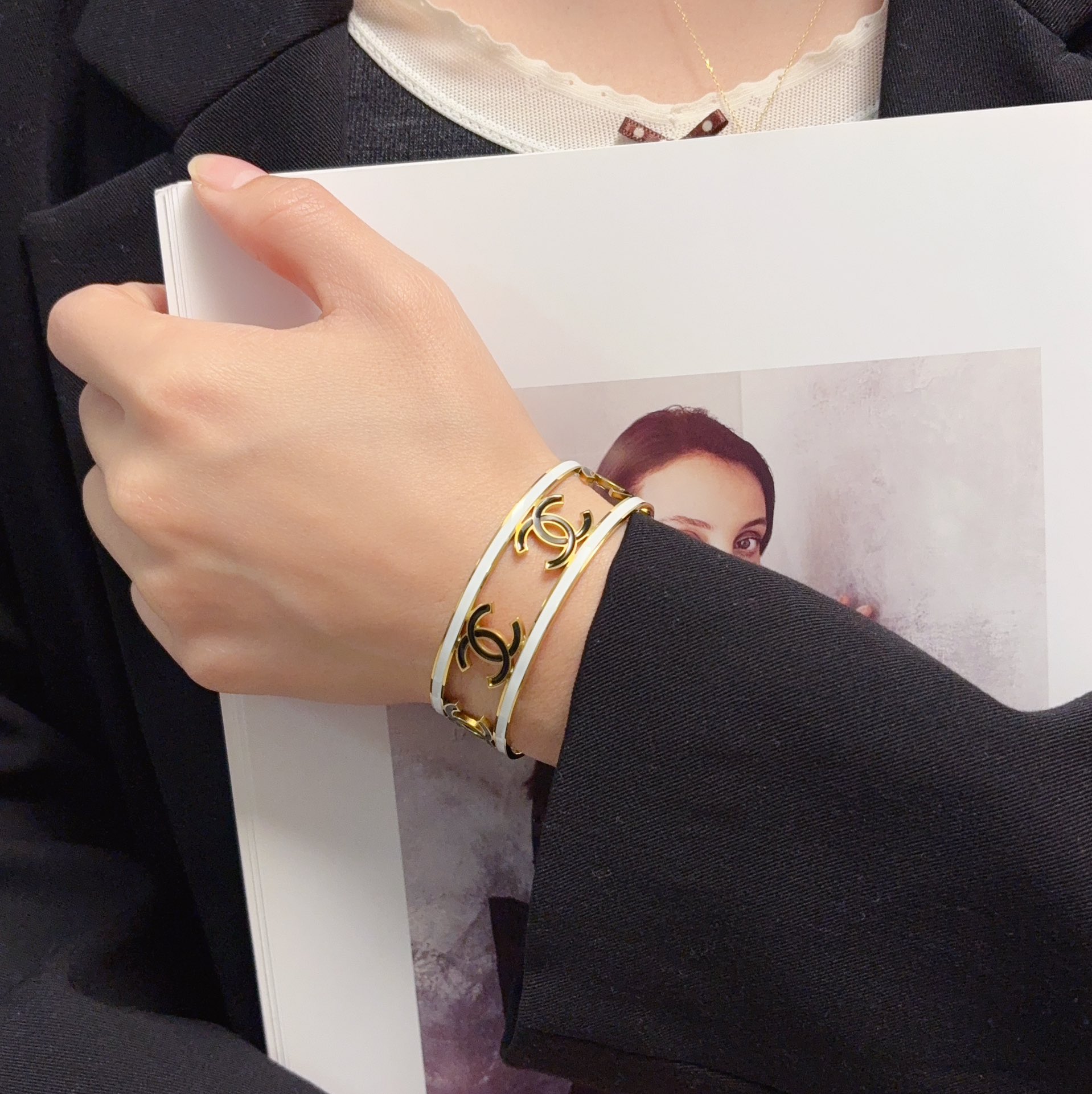 NO:643162,New product Chanel's new hollow bracelet. The same material at the counter. Popular model shipped. Unique design. Retro and avant-garde. The bracelet Seiko version has been loved by MM since its launch. Every color has its own unique brilliance!  The effect is very nice!  More durable than ordinary models, showing fairer complexion, fine jewelry, chanel, bracelet19860909新品 小香风Chanel新款 镂空手镯 专柜一致材质 火爆款出货 设计独特 复古前卫.手镯精工版 从上市以来一直深受MM喜爱每一种颜色都有它独一无二的光彩！上手效果非常好看！比普通款更耐看显肤色白皙,饰品精品,chanel,bracelet,Jewelry