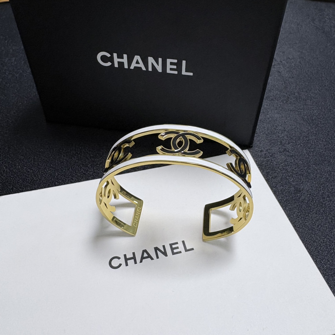 Chanel 新品 小香风Chanel新款 镂空手镯 一致材质 火 设计独特 前卫