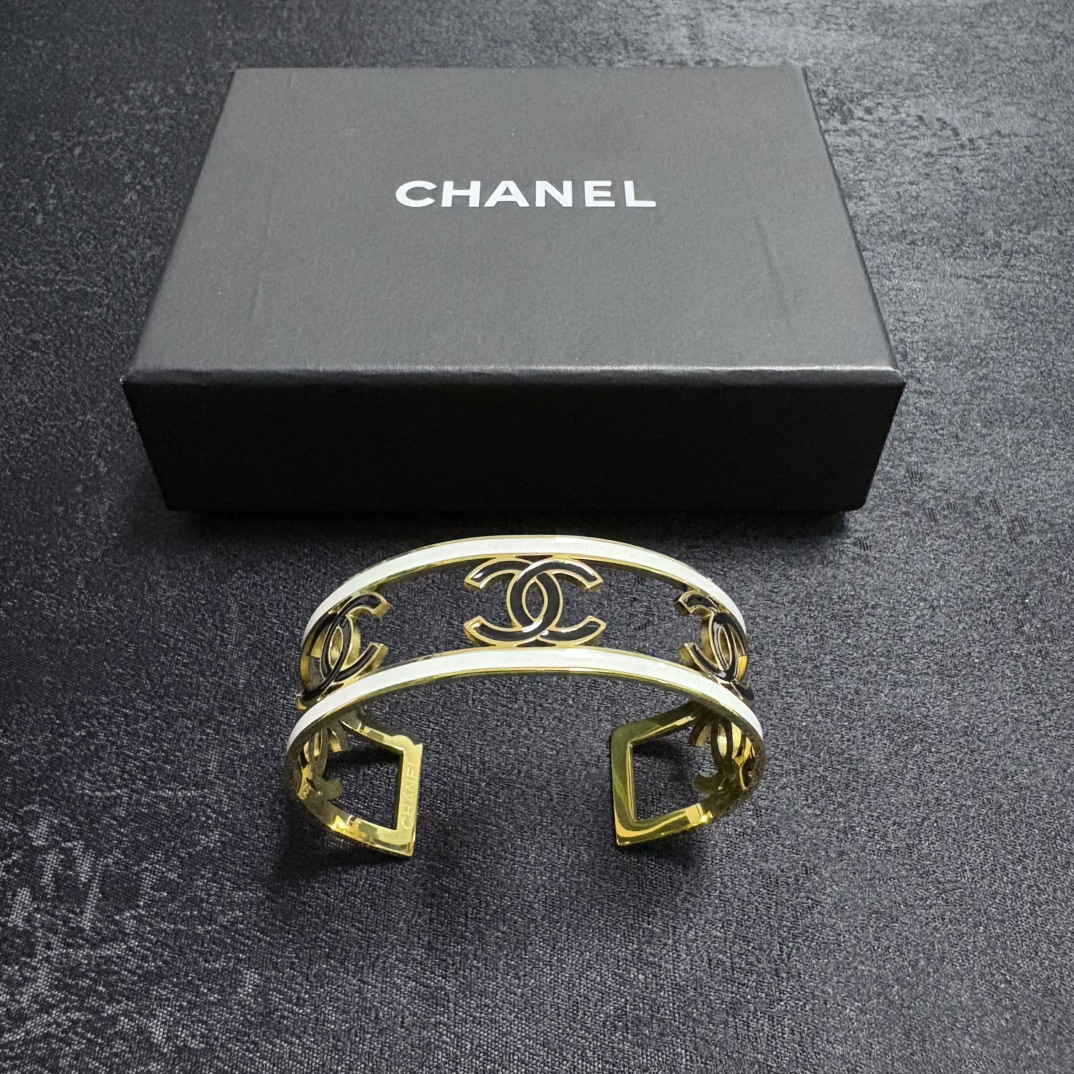 Chanel 新品 小香风Chanel新款 镂空手镯 一致材质 火 设计独特 前卫