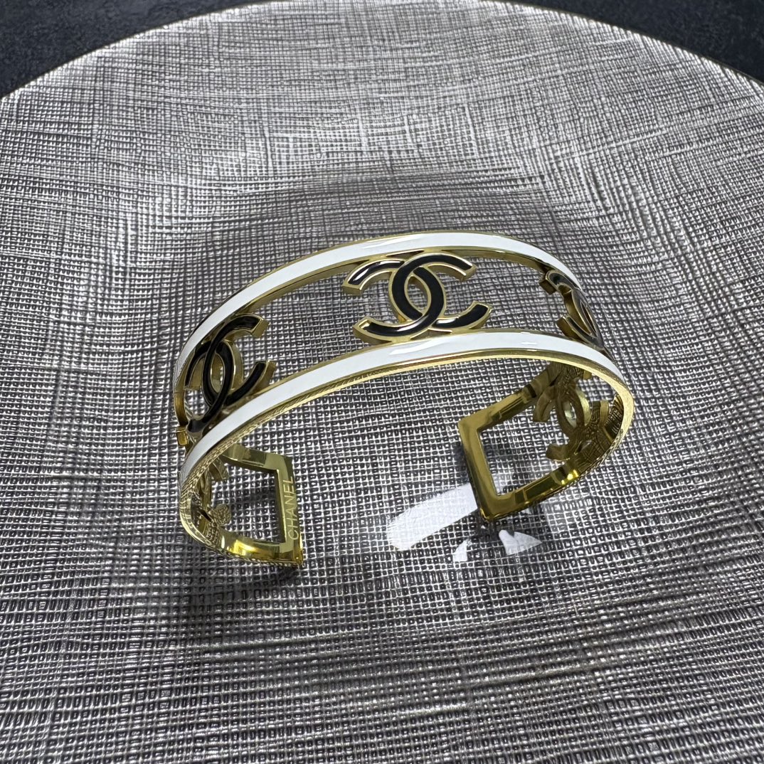 Chanel 新品 小香风Chanel新款 镂空手镯 一致材质 火 设计独特 前卫