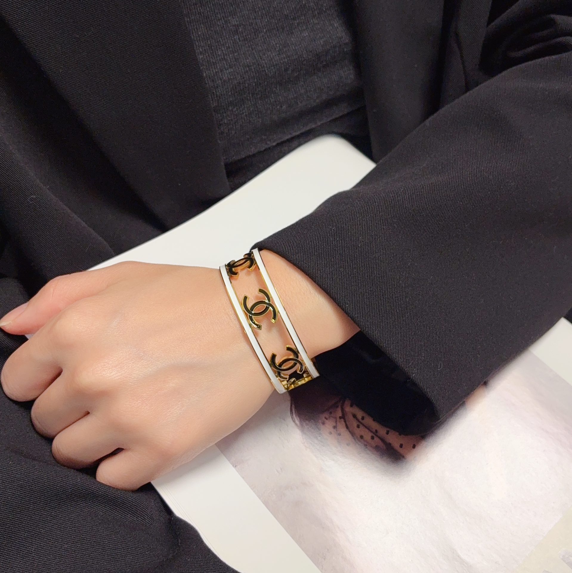 Chanel 新品 小香风Chanel新款 镂空手镯 一致材质 火 设计独特 前卫