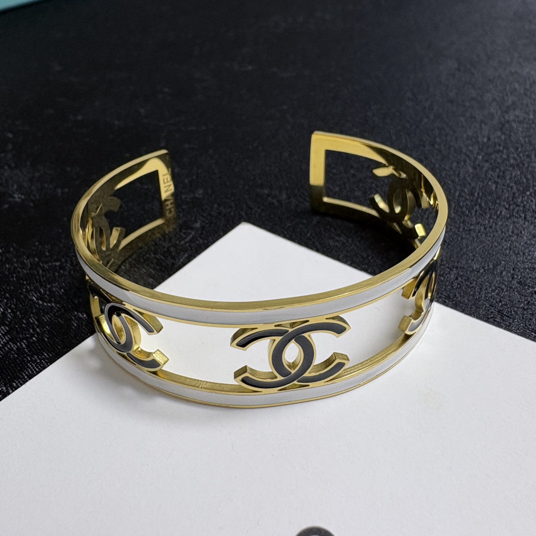 Chanel 新品 小香风Chanel新款 镂空手镯 一致材质 火 设计独特 前卫