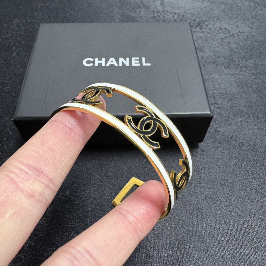 Chanel 新品 小香风Chanel新款 镂空手镯 一致材质 火 设计独特 前卫