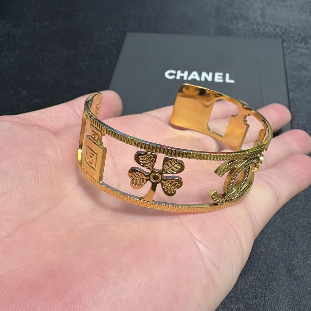 Chanel 新品 小香风Chanel新款金色香水瓶四叶草 一致材质 火 设计独特 前卫