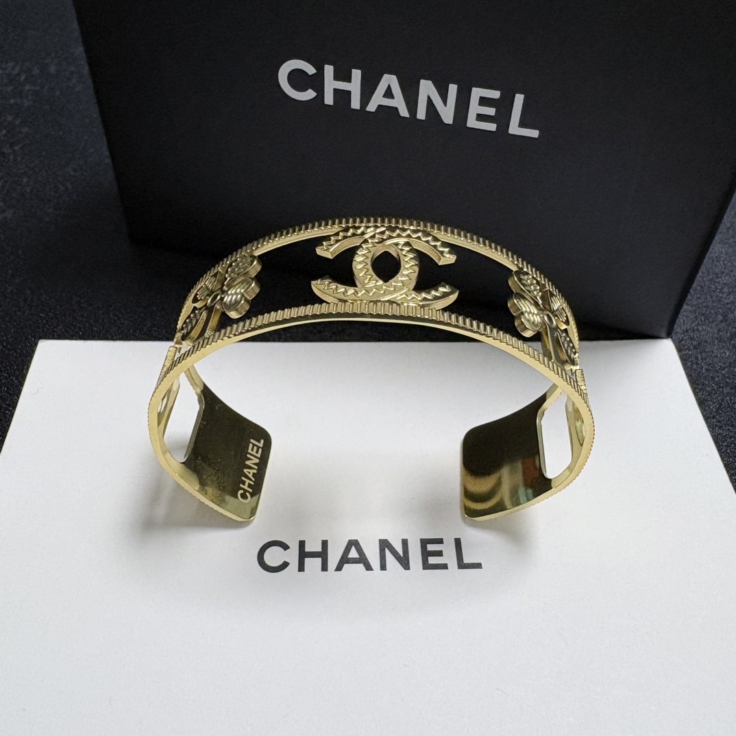 Chanel 新品 小香风Chanel新款金色香水瓶四叶草 一致材质 火 设计独特 前卫