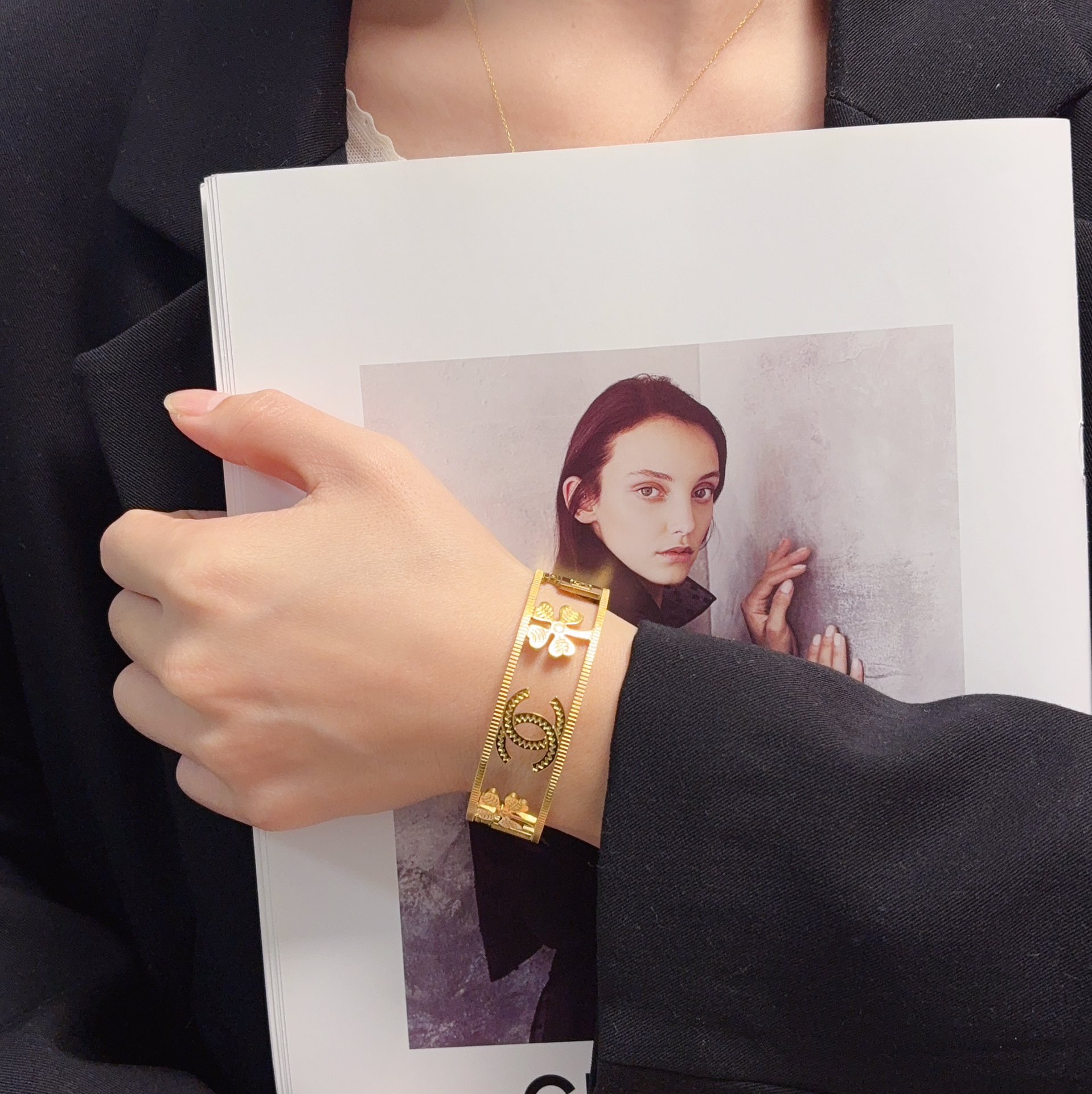 NO:643164,New product Chanel new golden perfume bottle four-leaf clover double C letter hollow bracelet. The same material at the counter. Hot model shipped. Unique design. Retro and avant-garde. Seiko version of the bracelet has been loved by MM since its launch. Every color has its own unique brilliance!  The effect is very nice!  More durable than ordinary models, showing fairer complexion, fine jewelry, chanel, bracelet19860909新品 小香风Chanel新款金色香水瓶四叶草双C字母镂空手镯 专柜一致材质 火爆款出货 设计独特 复古前卫.手镯精工版 从上市以来一直深受MM喜爱每一种颜色都有它独一无二的光彩！上手效果非常好看！比普通款更耐看显肤色白皙,饰品精品,chanel,bracelet,Jewelry