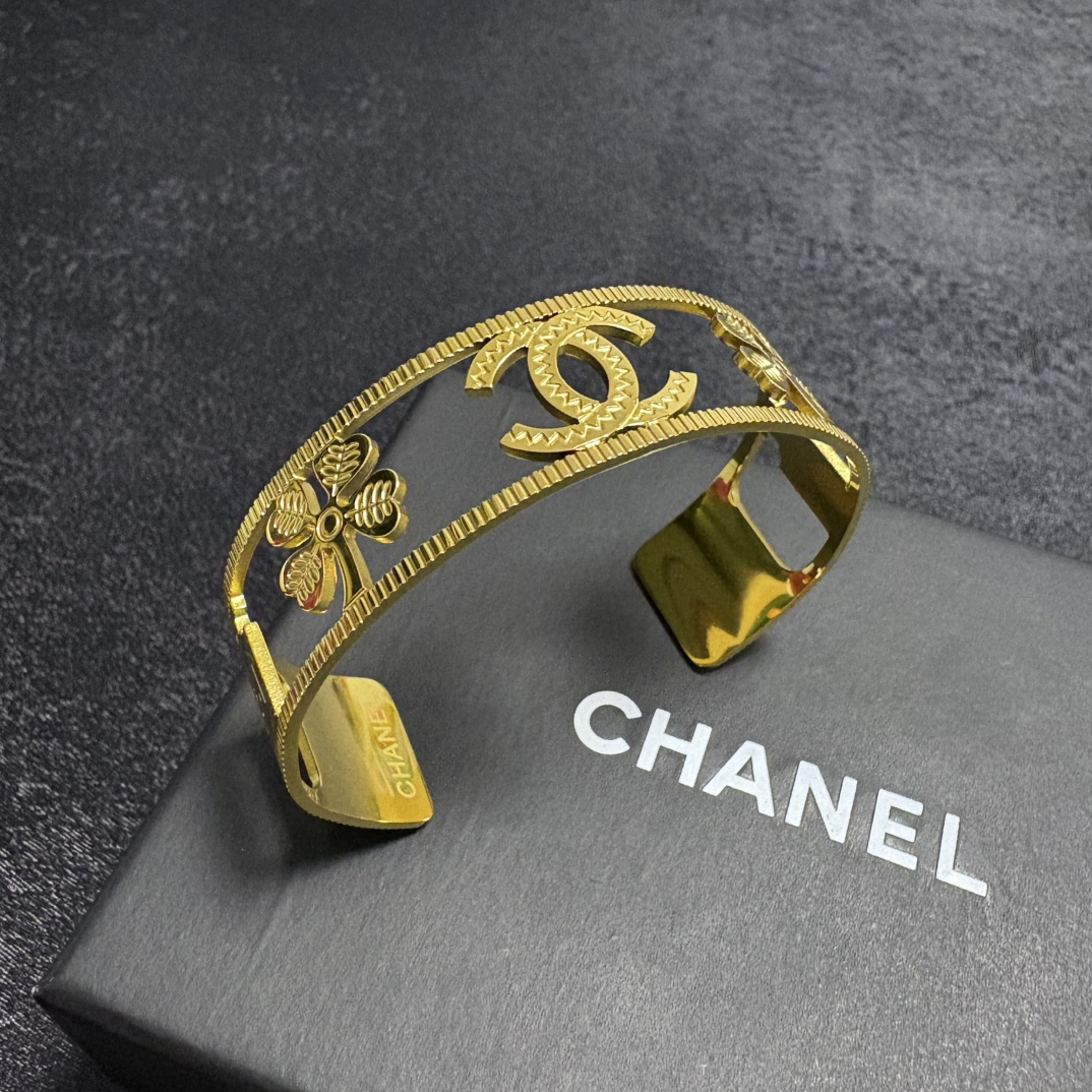 Chanel 新品 小香风Chanel新款金色香水瓶四叶草 一致材质 火 设计独特 前卫