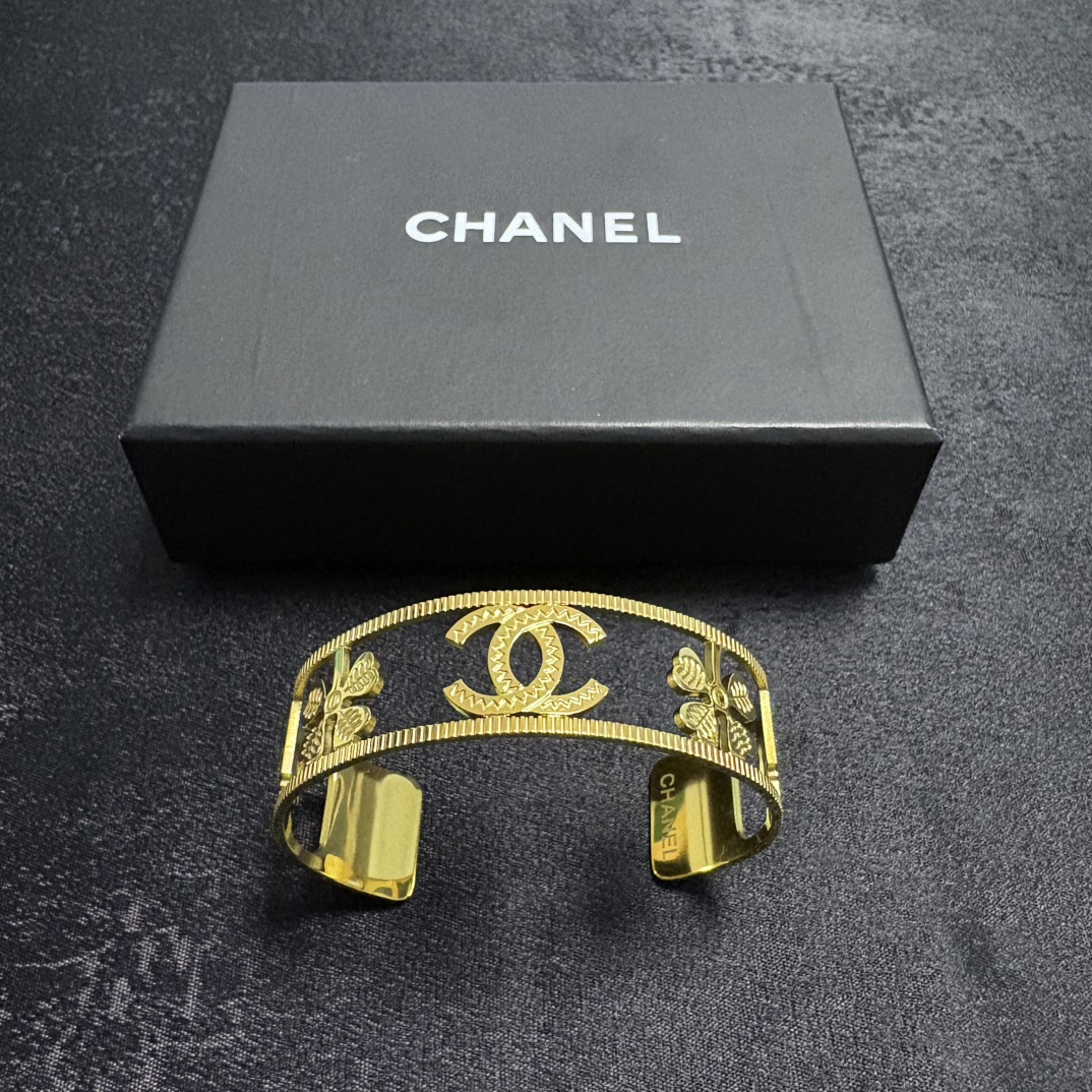 Chanel 新品 小香风Chanel新款金色香水瓶四叶草 一致材质 火 设计独特 前卫