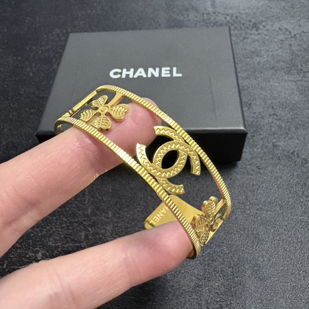 Chanel 新品 小香风Chanel新款金色香水瓶四叶草 一致材质 火 设计独特 前卫