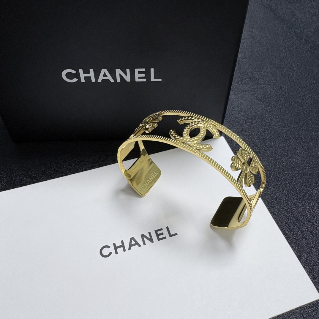 Chanel 新品 小香风Chanel新款金色香水瓶四叶草 一致材质 火 设计独特 前卫