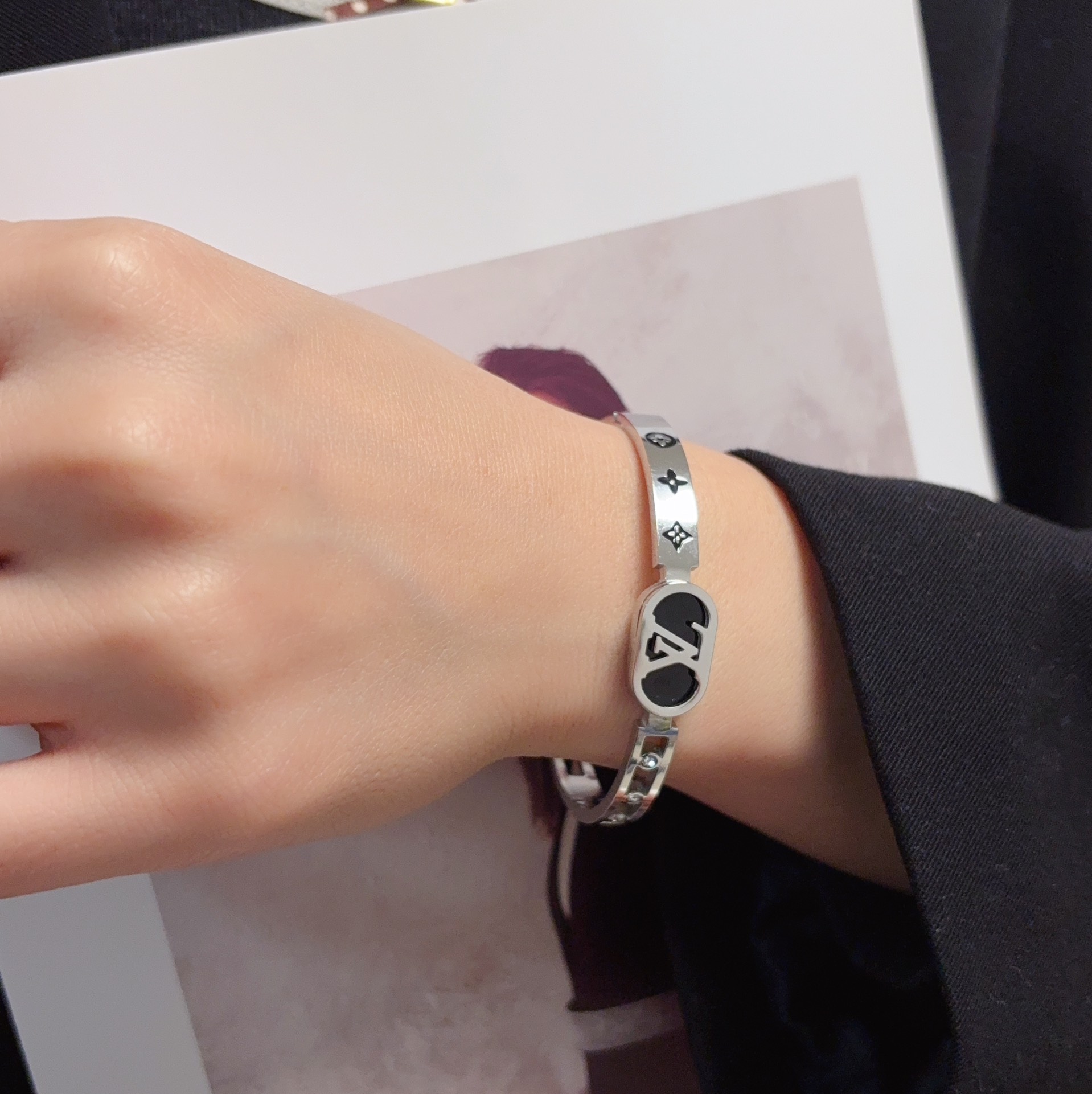 NO:643166,New product, original item, LV letter bracelet Louis Vuitton, same material at counters, popular model shipped, unique design, retro and avant-garde. Bracelet 14K Seiko color-protected version has been loved by MM since its launch. Every color has its unique brilliance!  The effect is very nice!  The tiniest one!  It is more durable than ordinary models and shows a fairer complexion, fine jewelry, louis vuitton, louis vuitton, louis vuitton, bracelet19860909新品 原单货 LV字母手镯Louis Vuitton 路易威登 专柜一致材质 火爆款出货 设计独特 复古前卫.手镯14K精工保色版 从上市以来一直深受MM喜爱每一种颜色都有它独一无二的光彩！上手效果非常好看！最细小的一款！比普通款更耐看显肤色白皙,饰品精品,louis vuitton,louis vuitton,louis vuitton,bracelet,Jewelry