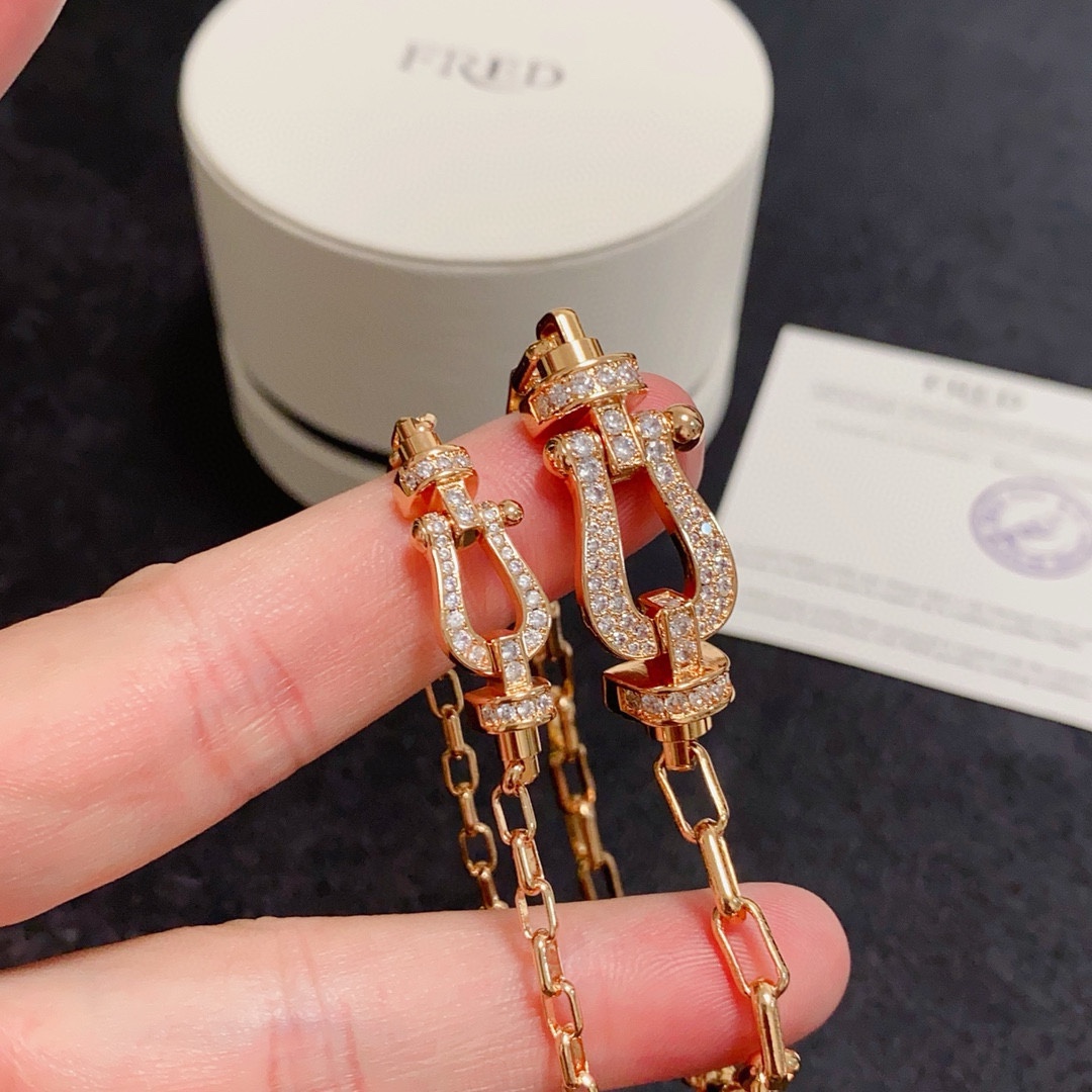 Fred 新品发布 火爆 Fred斐登满钻、半钻、无钻马蹄扣中性款高品质细款小号、大号手链手镯 本命年红皮绳 FORCE 系列手链 高端定制～亚金微电镀18k金工艺 精工马蹄扣头手镯 上手效果非常百搭 达人 一族 单品 男女 两个码数：17cm和19cm