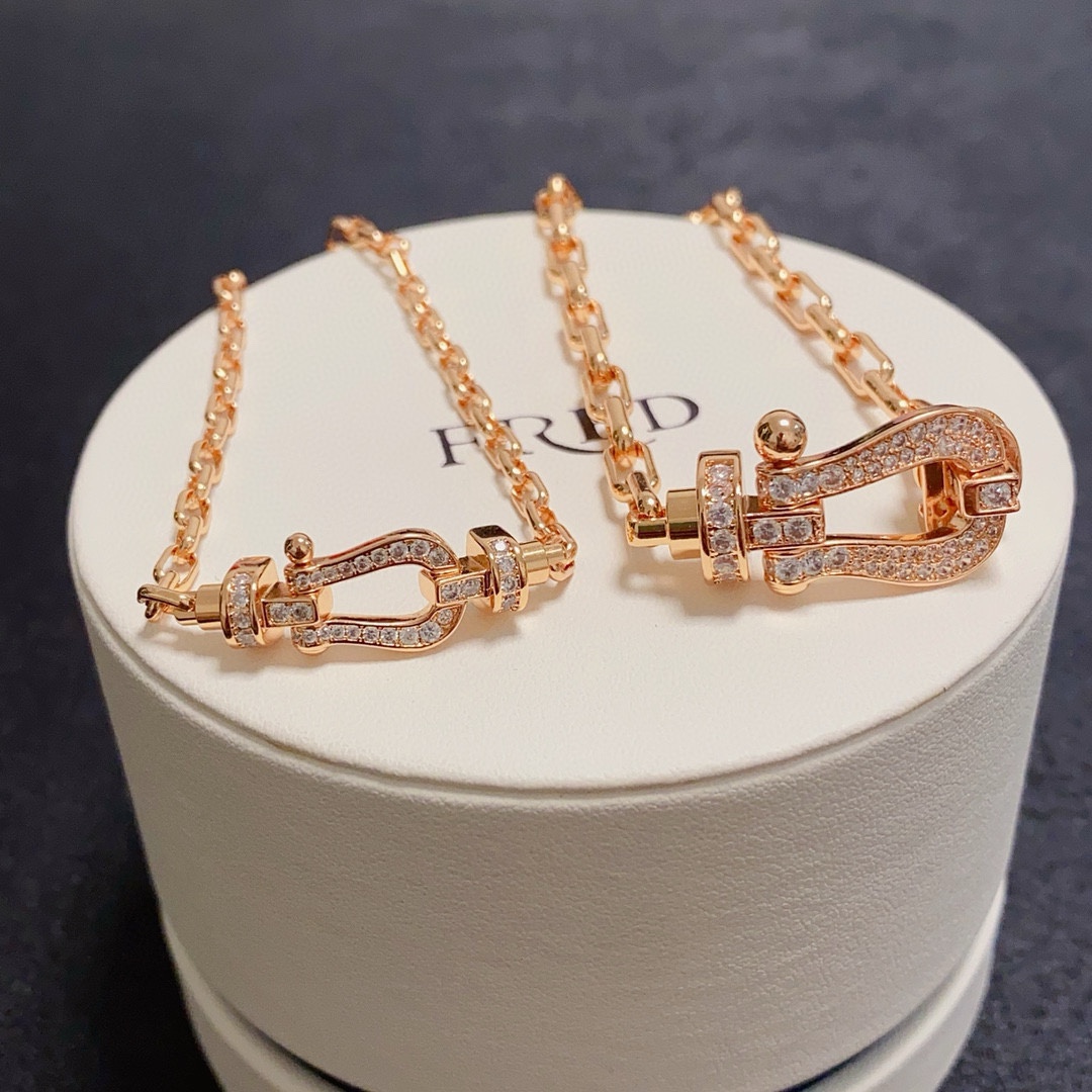 Fred 新品发布 火爆 Fred斐登满钻、半钻、无钻马蹄扣中性款高品质细款小号、大号手链手镯 本命年红皮绳 FORCE 系列手链 高端定制～亚金微电镀18k金工艺 精工马蹄扣头手镯 上手效果非常百搭 达人 一族 单品 男女 两个码数：17cm和19cm