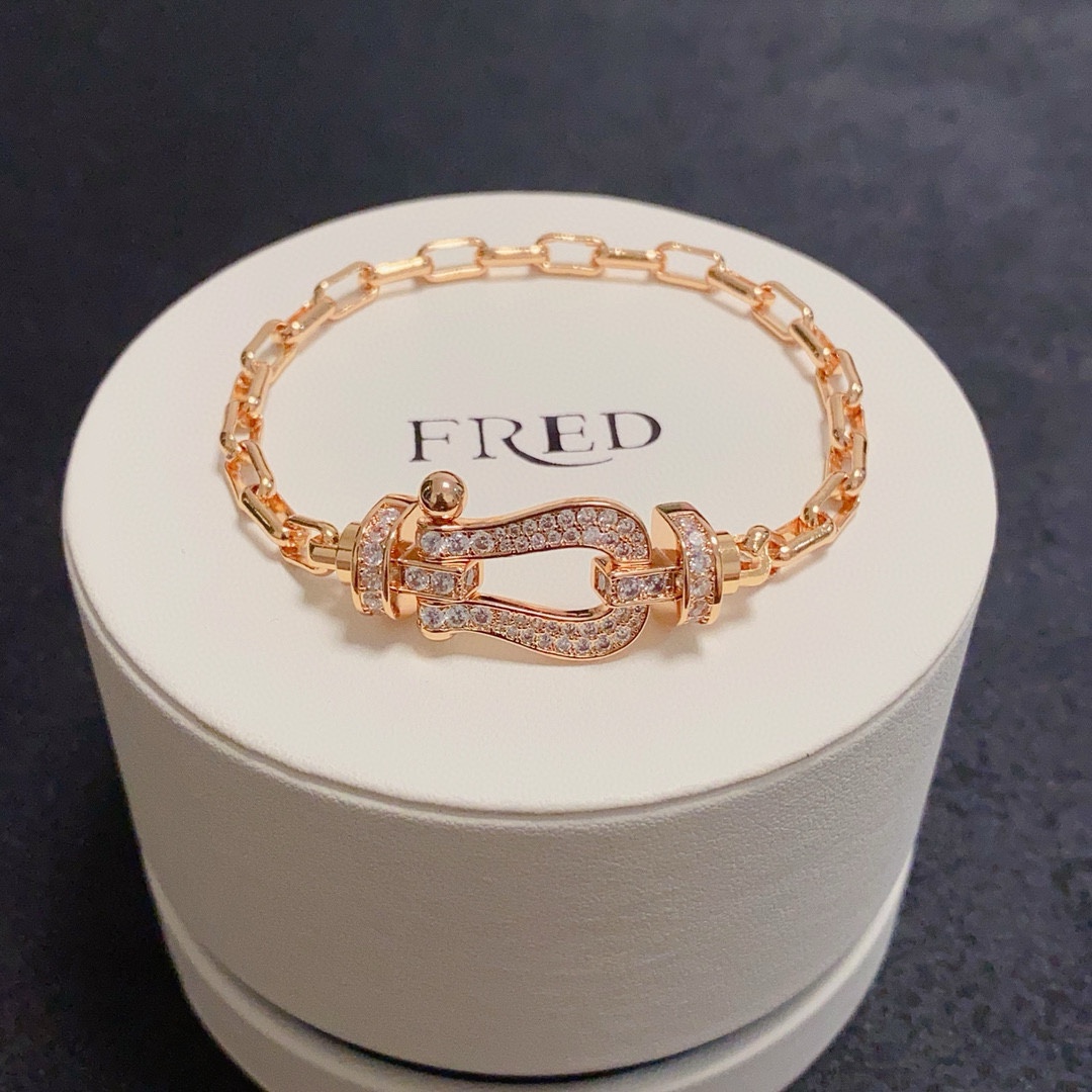 Fred 新品发布 火爆 Fred斐登满钻、半钻、无钻马蹄扣中性款高品质细款小号、大号手链手镯 本命年红皮绳 FORCE 系列手链 高端定制～亚金微电镀18k金工艺 精工马蹄扣头手镯 上手效果非常百搭 达人 一族 单品 男女 两个码数：17cm和19cm