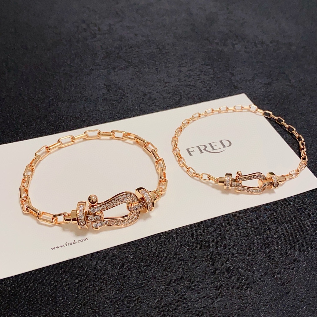 Fred 新品发布 火爆 Fred斐登满钻、半钻、无钻马蹄扣中性款高品质细款小号、大号手链手镯 本命年红皮绳 FORCE 系列手链 高端定制～亚金微电镀18k金工艺 精工马蹄扣头手镯 上手效果非常百搭 达人 一族 单品 男女 两个码数：17cm和19cm