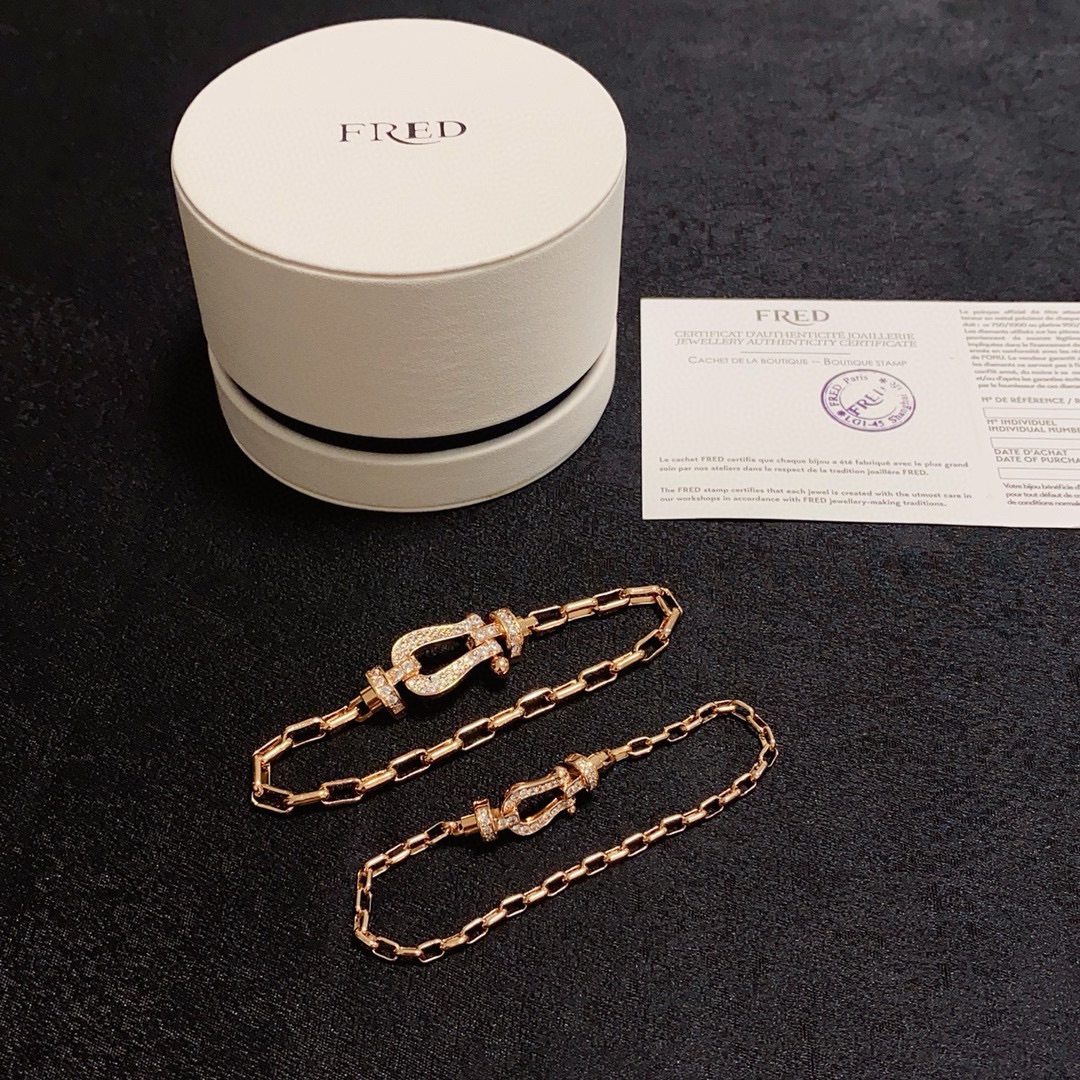 Fred 新品发布 火爆 Fred斐登满钻、半钻、无钻马蹄扣中性款高品质细款小号、大号手链手镯 本命年红皮绳 FORCE 系列手链 高端定制～亚金微电镀18k金工艺 精工马蹄扣头手镯 上手效果非常百搭 达人 一族 单品 男女 两个码数：17cm和19cm