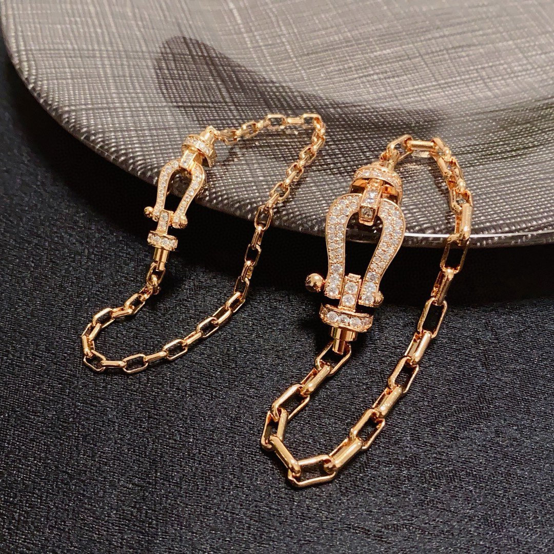 Fred 新品发布 火爆 Fred斐登满钻、半钻、无钻马蹄扣中性款高品质细款小号、大号手链手镯 本命年红皮绳 FORCE 系列手链 高端定制～亚金微电镀18k金工艺 精工马蹄扣头手镯 上手效果非常百搭 达人 一族 单品 男女 两个码数：17cm和19cm