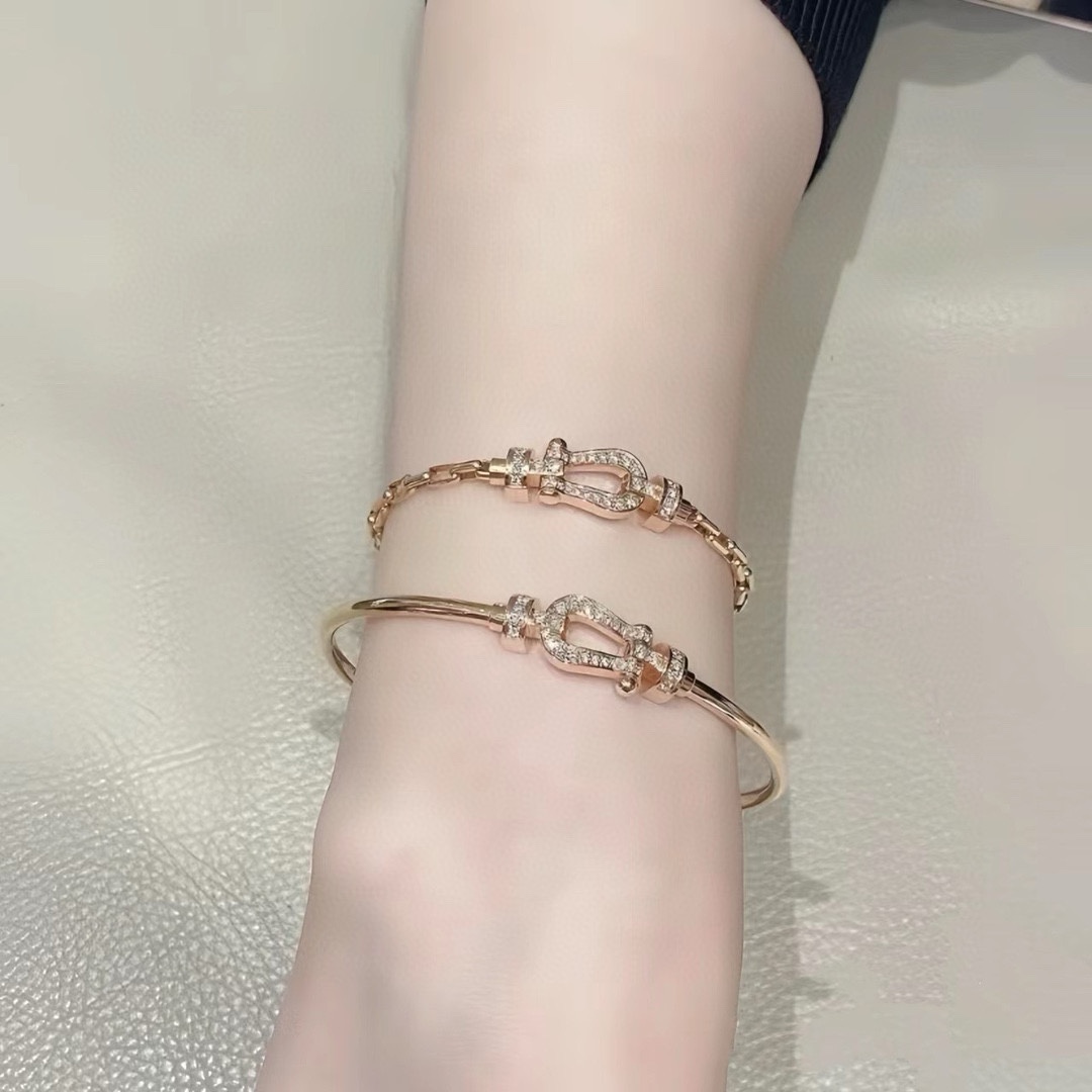 NO:643168,Hot new product release Fred Feiden full diamond, half diamond, non-diamond horseshoe buckle unisex high-quality thin small and large bracelets and bracelets!  Big brand of red leather rope in the year of birth, fashionable and exquisite FORCE series bracelets, high-end customization ~ sub-gold micro-plating 18k gold craftsmanship, Seiko horseshoe buckle head bracelet!  The effect is very versatile. Internet celebrity. A must-have item for fashionistas. Two sizes for men and women, 17cm and 19cm. Boutique jewelry, bracelet, bracelet.19860909新品发布火爆费雷德 Fred斐登满钻、半钻、无钻马蹄扣中性款高品质细款小号、大号手链手镯！本命年红皮绳大牌 时尚 精致FORCE 系列手链高端定制～亚金微电镀18k金工艺 精工马蹄扣头手镯！上手效果非常百搭 网红达人 时尚一族必备单品 男女情侣款两个码数17cm和19cm,饰品精品,bracelet,bracelet,Jewelry