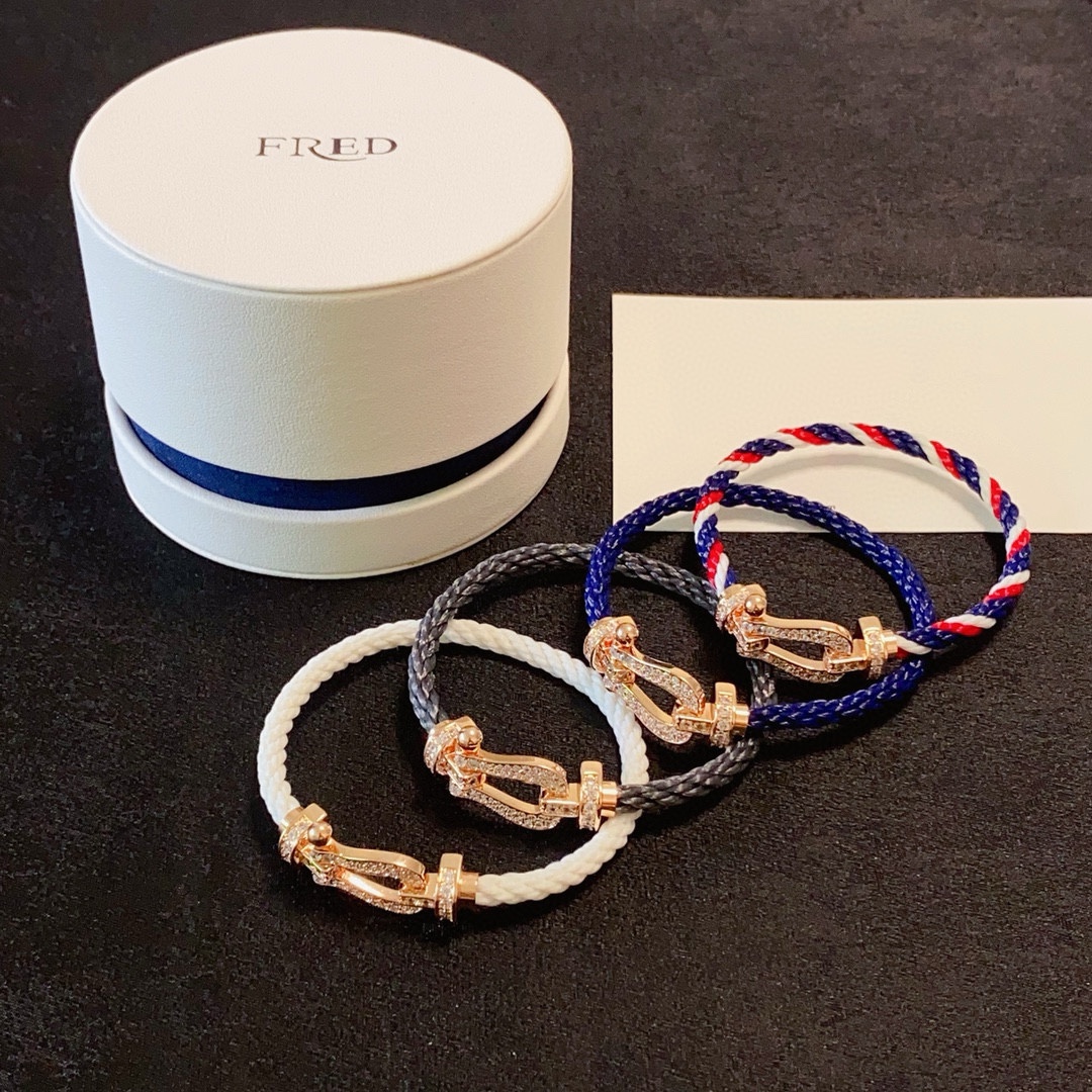 Fred 新品发布 火爆 Fred斐登浅色香槟金扣头满钻、半钻、无钻马蹄扣中性款高品质尼龙绳手链手镯 本命年红皮绳 FORCE 系列手链 高端定制～亚金微电镀18k金工艺 精工马蹄扣头手镯 上手效果非常百搭 达人 一族 单品 玫瑰金、黄金、银色扣头 男女 两个码数：17/19cm