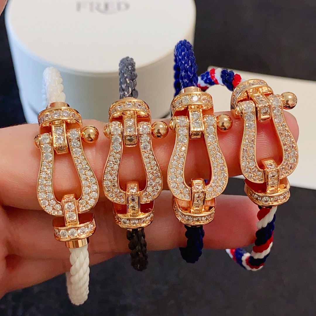 Fred 新品发布 火爆 Fred斐登浅色香槟金扣头满钻、半钻、无钻马蹄扣中性款高品质尼龙绳手链手镯 本命年红皮绳 FORCE 系列手链 高端定制～亚金微电镀18k金工艺 精工马蹄扣头手镯 上手效果非常百搭 达人 一族 单品 玫瑰金、黄金、银色扣头 男女 两个码数：17/19cm