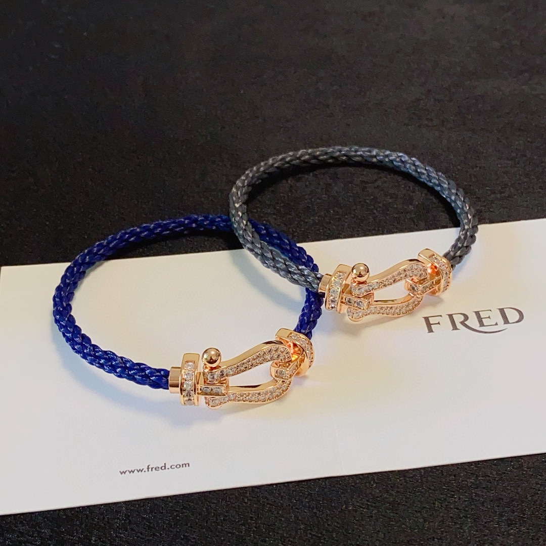 Fred 新品发布 火爆 Fred斐登浅色香槟金扣头满钻、半钻、无钻马蹄扣中性款高品质尼龙绳手链手镯 本命年红皮绳 FORCE 系列手链 高端定制～亚金微电镀18k金工艺 精工马蹄扣头手镯 上手效果非常百搭 达人 一族 单品 玫瑰金、黄金、银色扣头 男女 两个码数：17/19cm